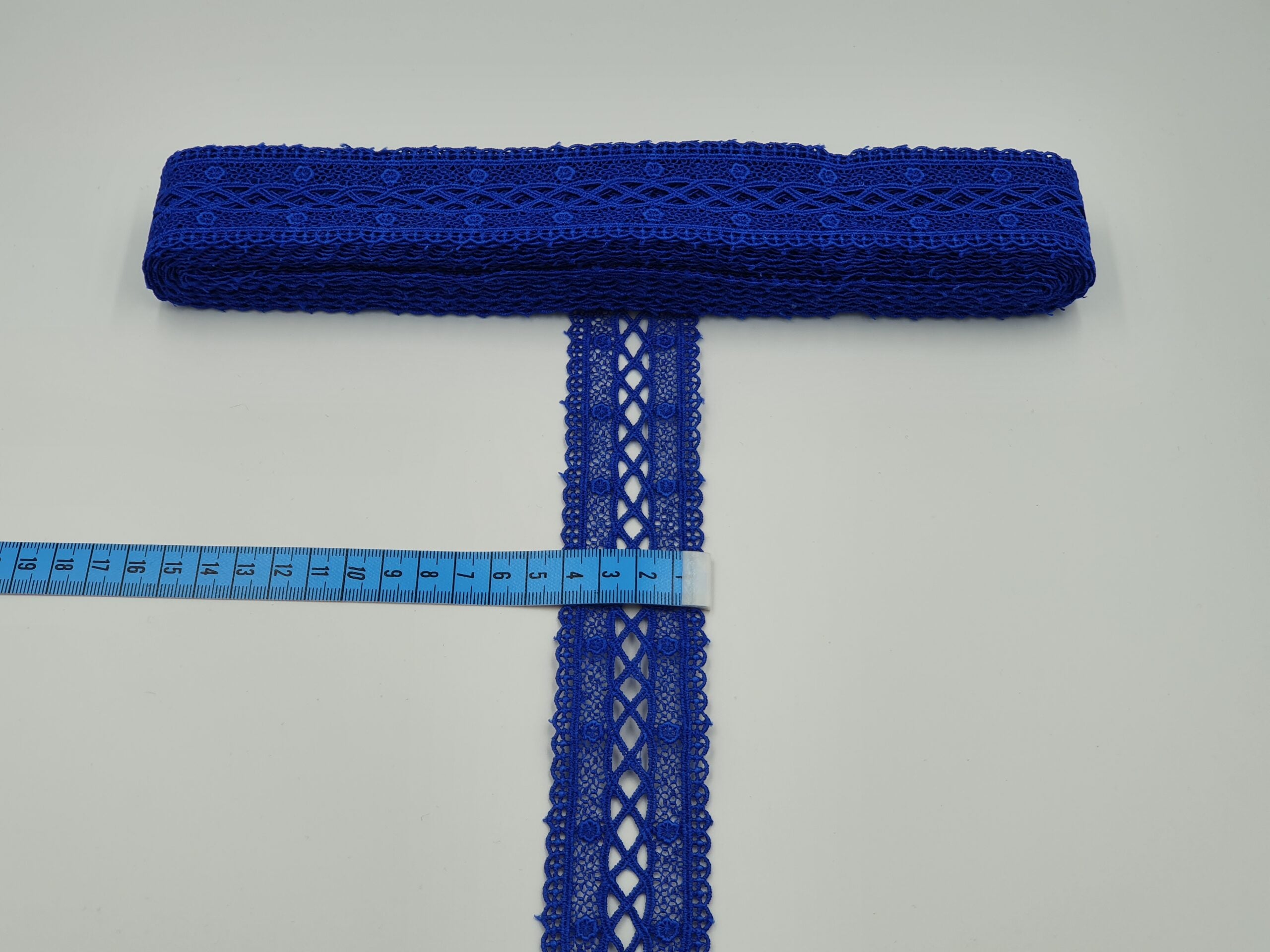 Broderie albastra model din fir de matase