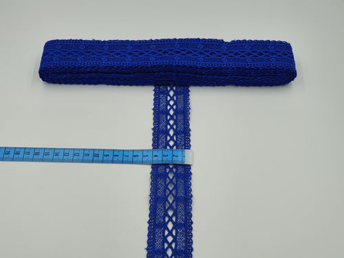 Broderie albastra model din fir de matase