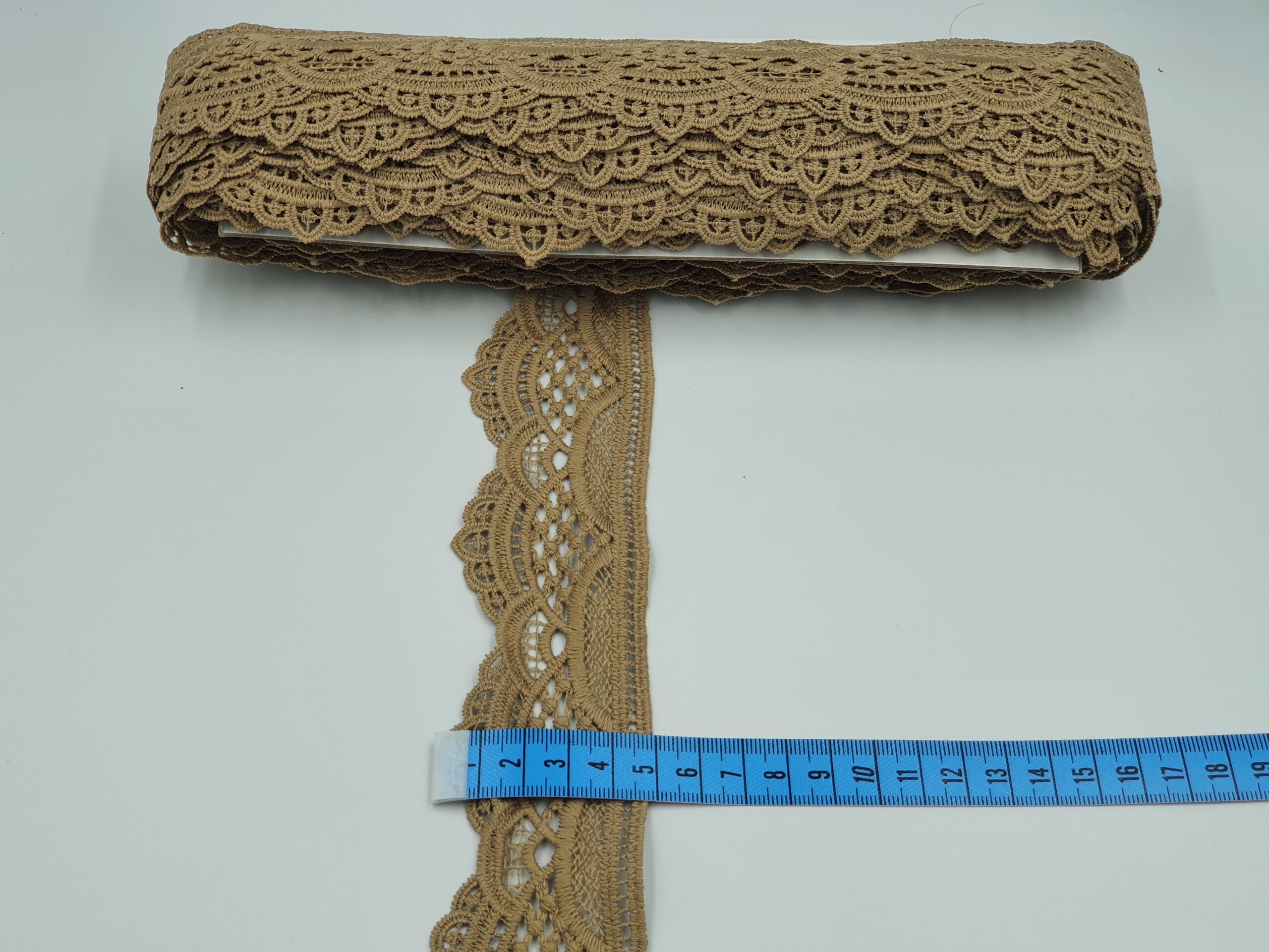 Broderie bej model din fir de matase