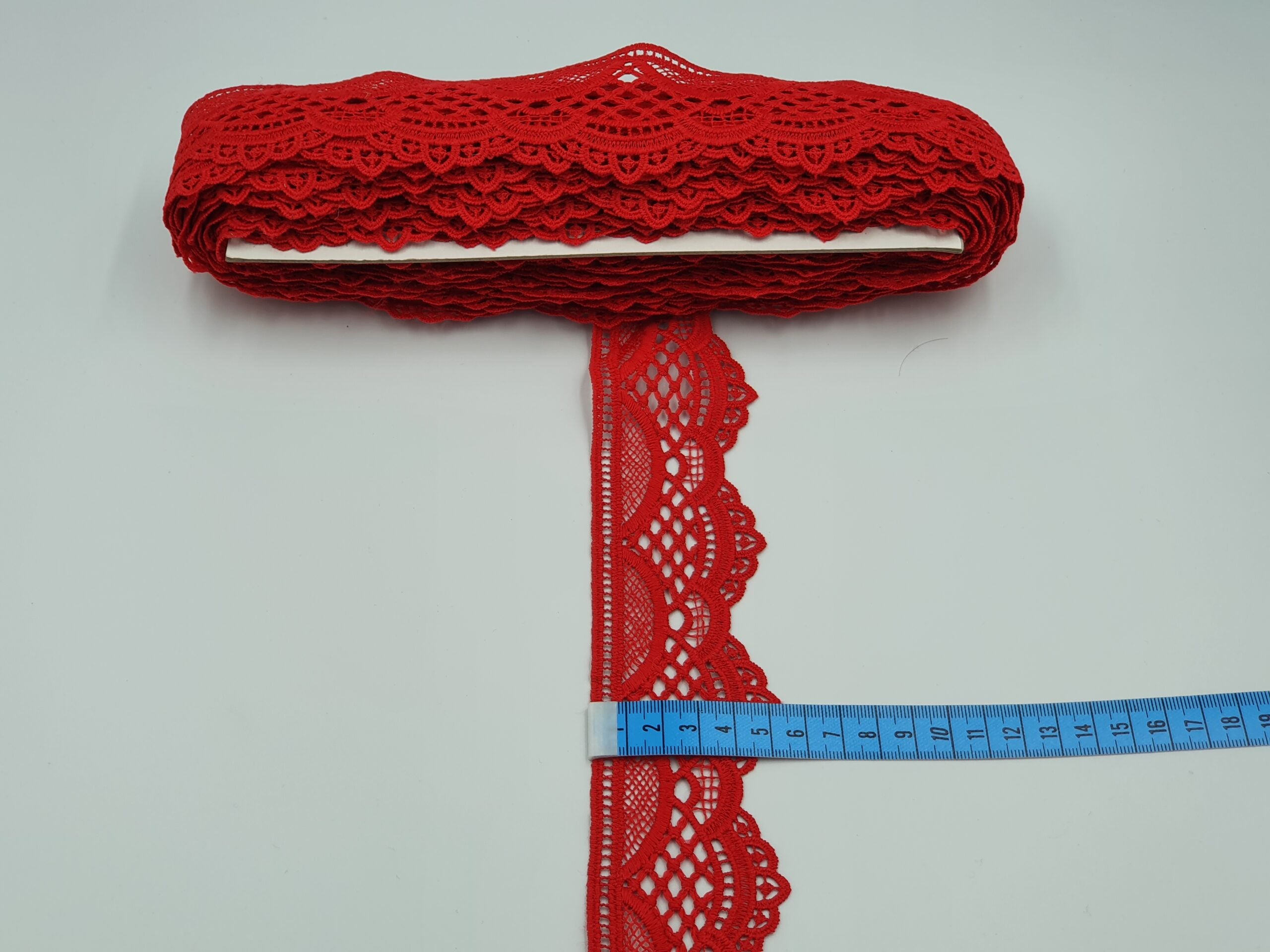 Broderie rosie model din fir de matase