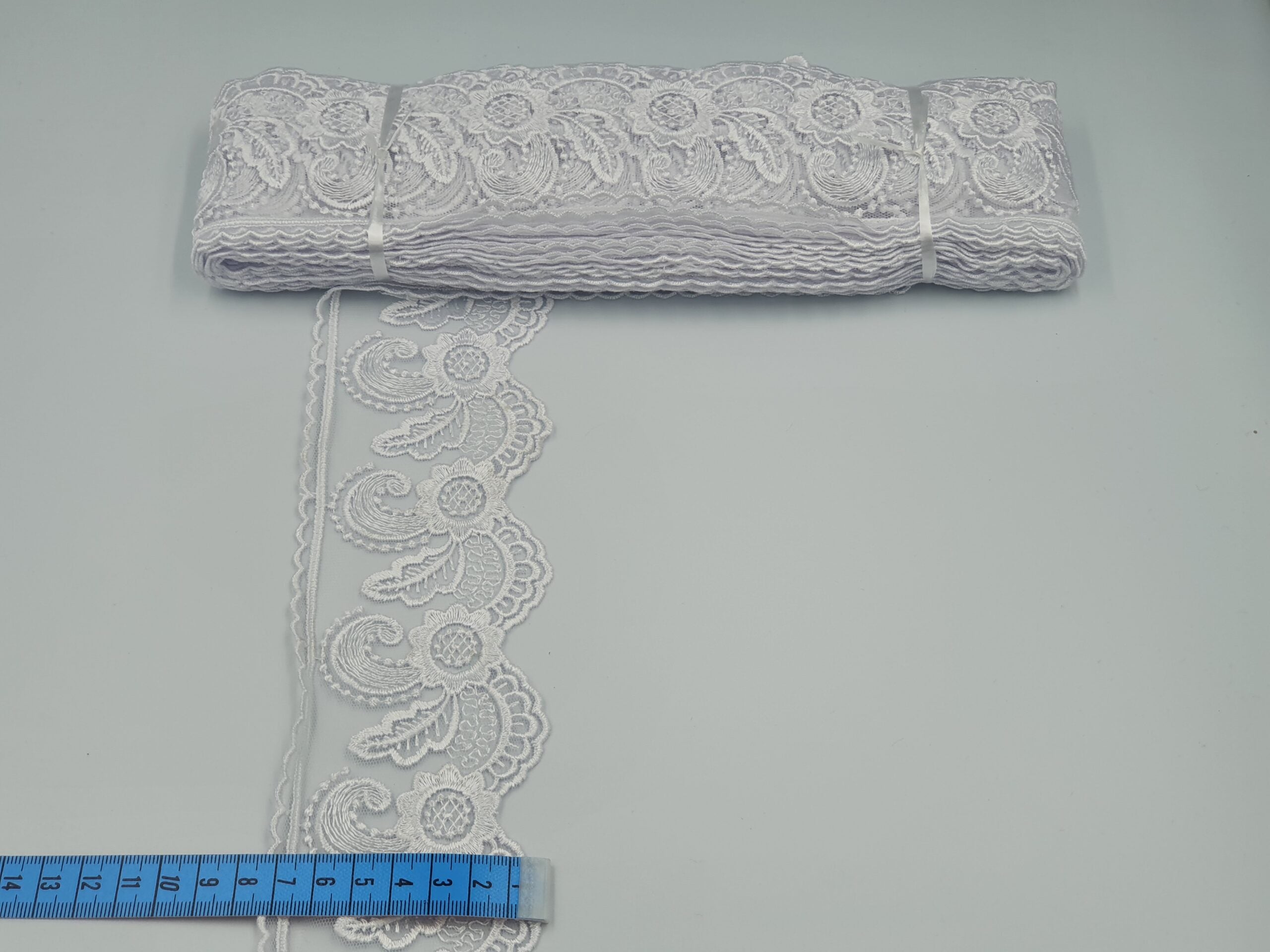 Broderie alba model din fir de matase