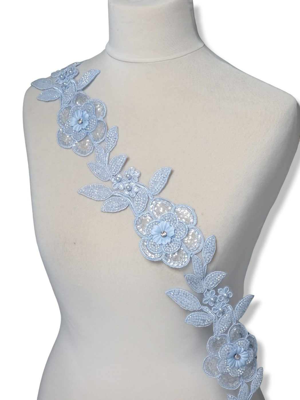 Pasmanterie cu margele cusute si perlute, 6cm latime, bleu