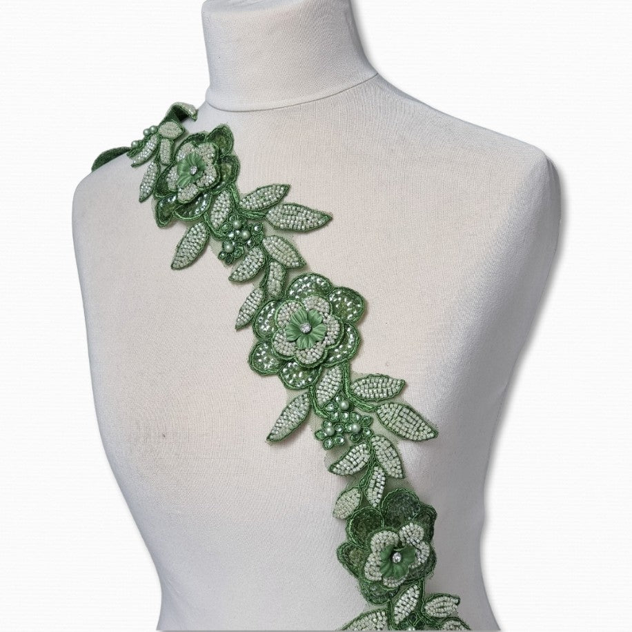 Pasmanterie cu margele cusute si perlute, 6cm latime, verde