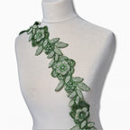 Pasmanterie cu margele cusute si perlute, 6cm latime, verde