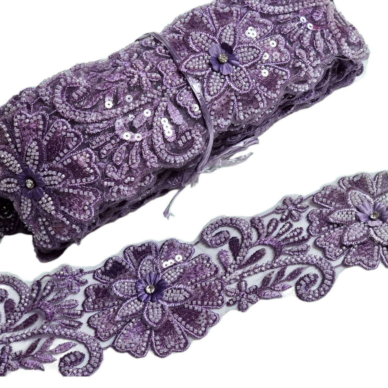 Pasmanterie brodata, cu margele cusute si strasuri, 6cm, mov lila