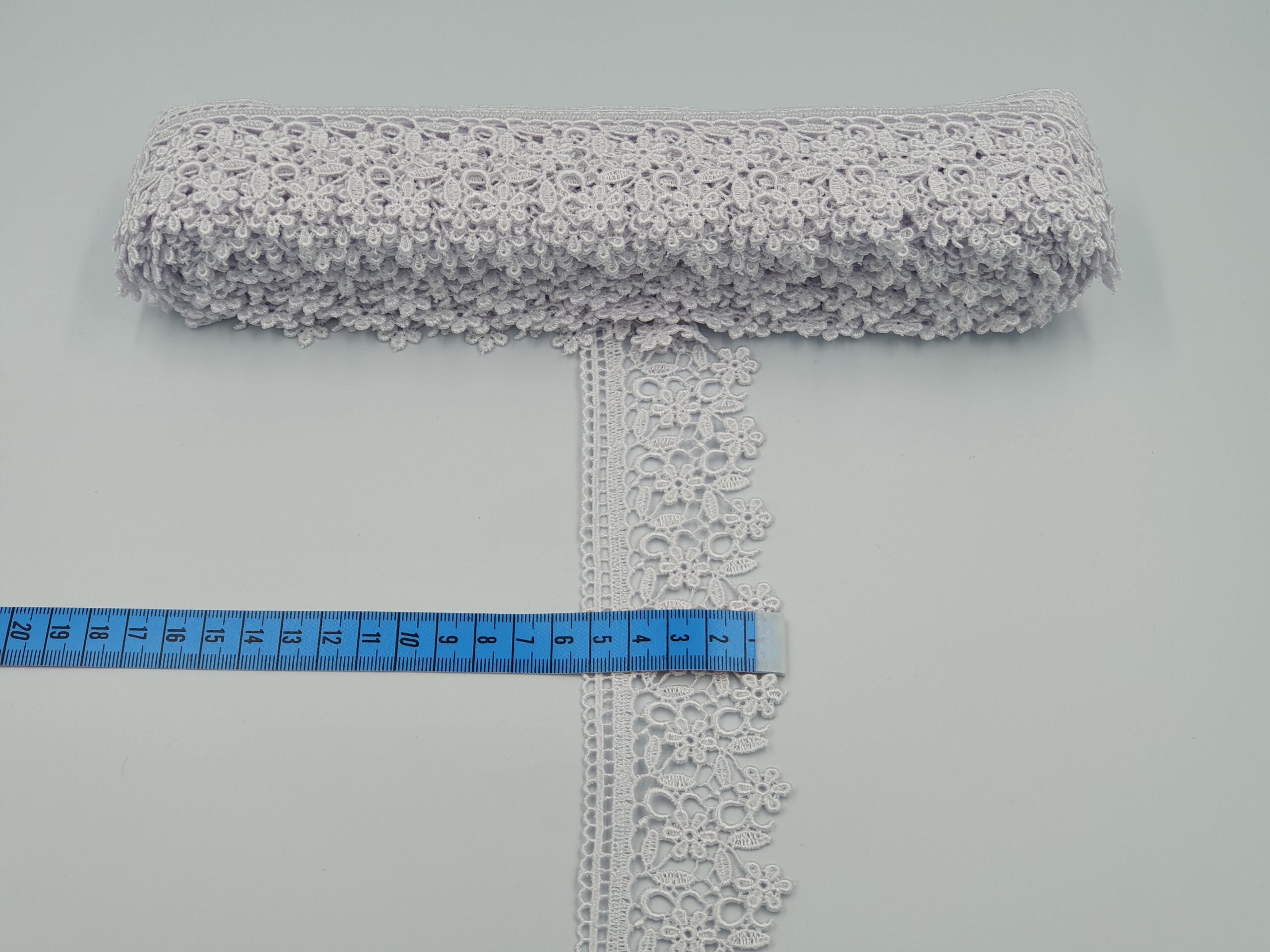 Broderie alb model din fir de matase