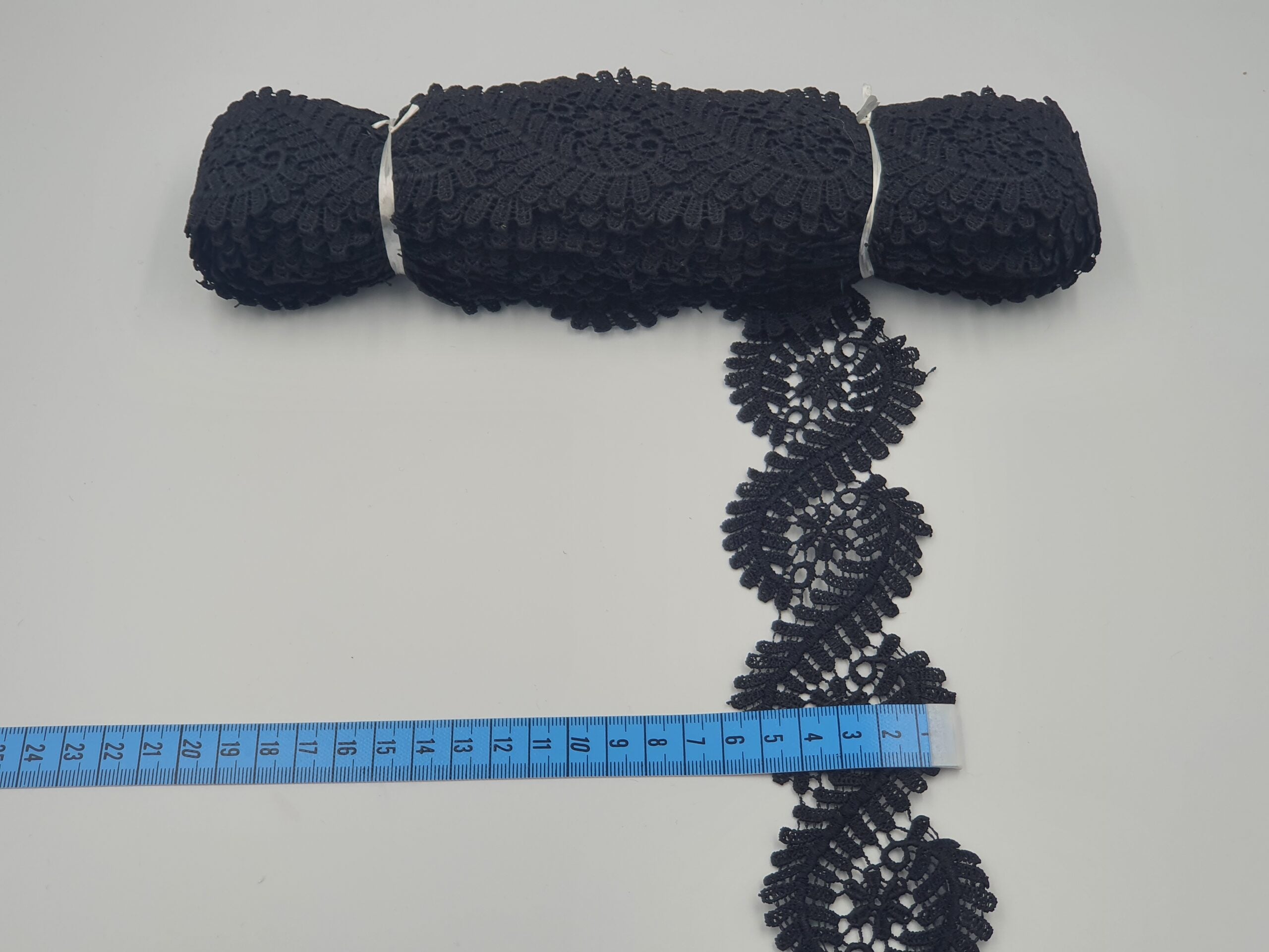 Broderie neagra model din fir de matase