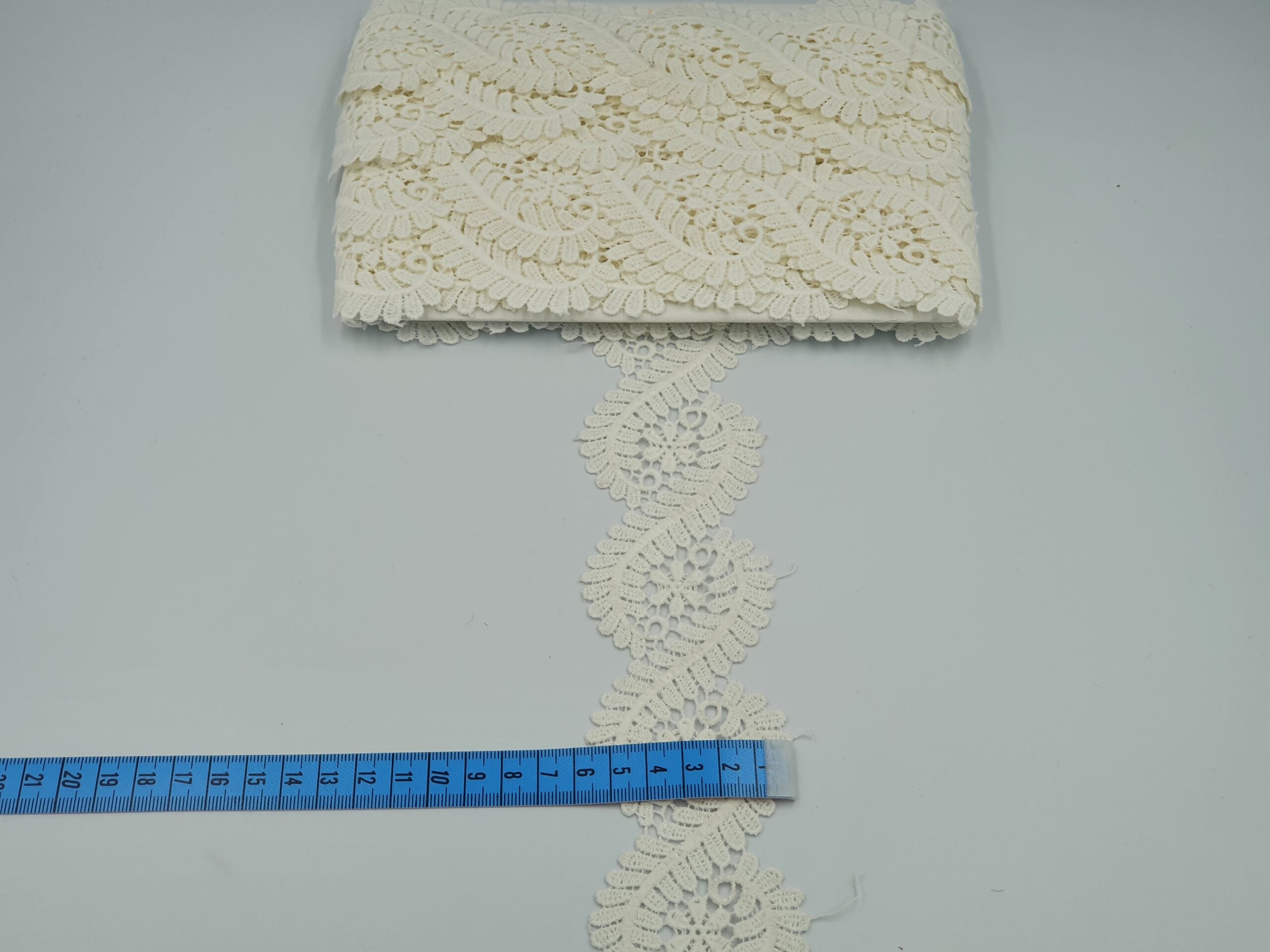 Broderie crem model din fir de matase