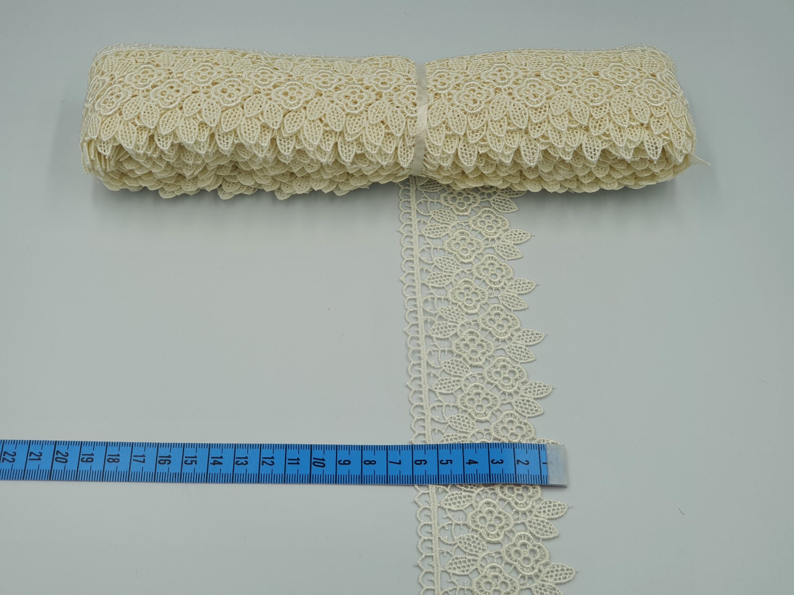 Broderie crem model din fir de matase