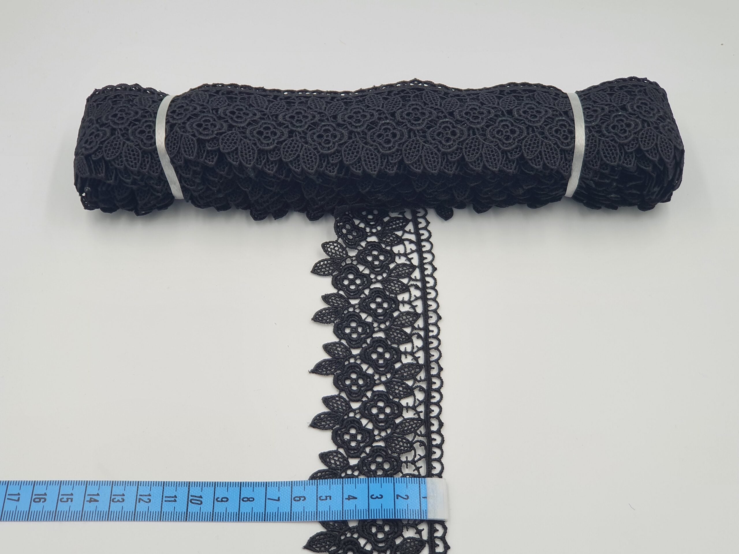 Broderie neagra model din fir de matase
