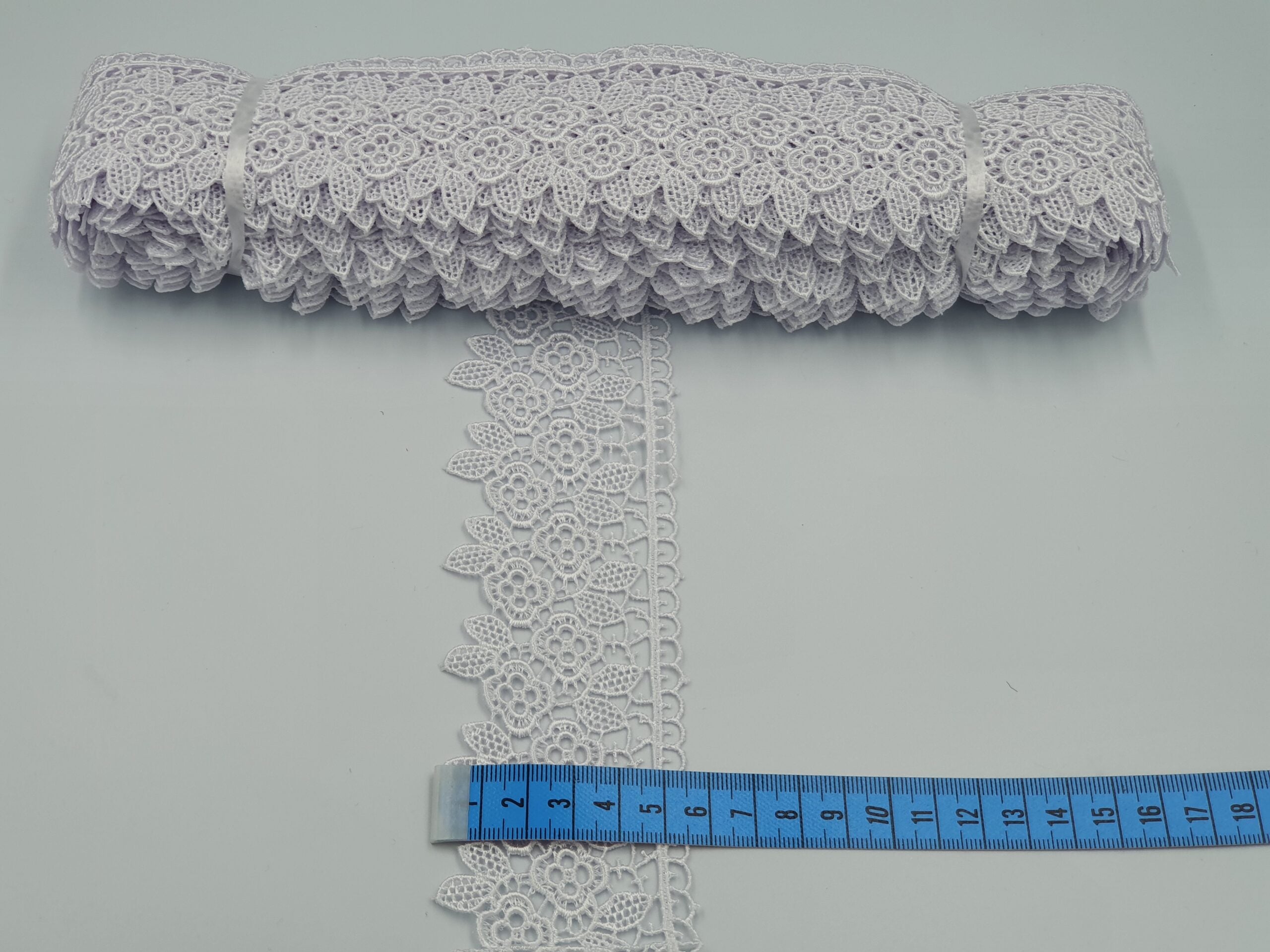 Broderie alba model din fir de matase