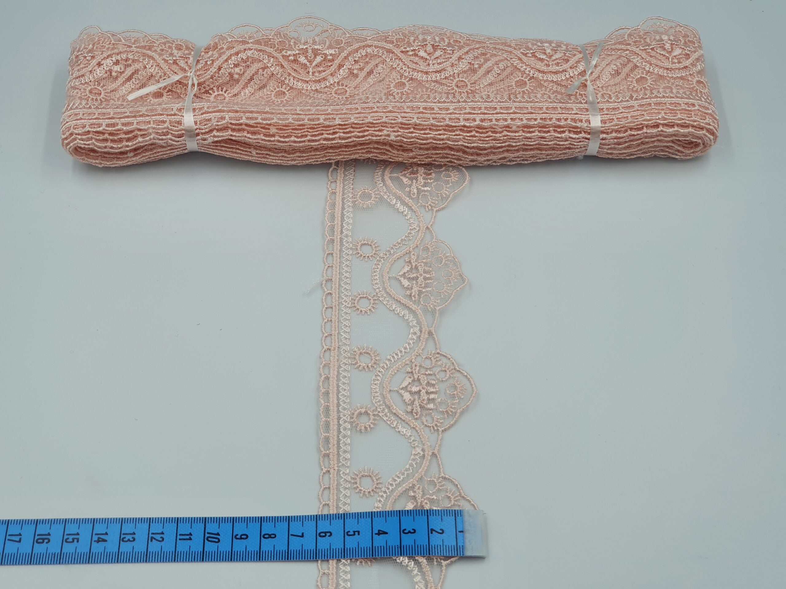 Broderie roz prafuitmodel din fir de matase