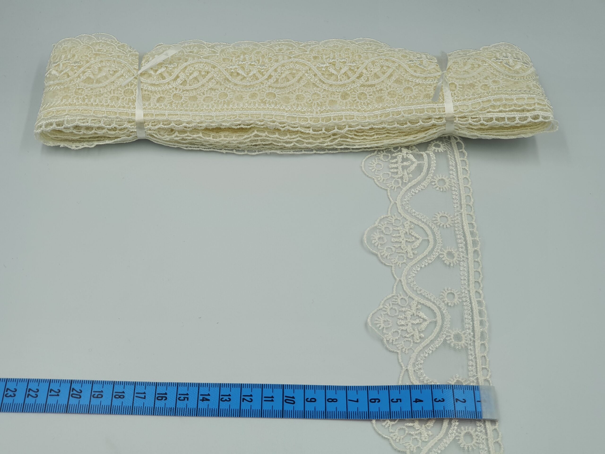 Broderie crem model din fir de matase