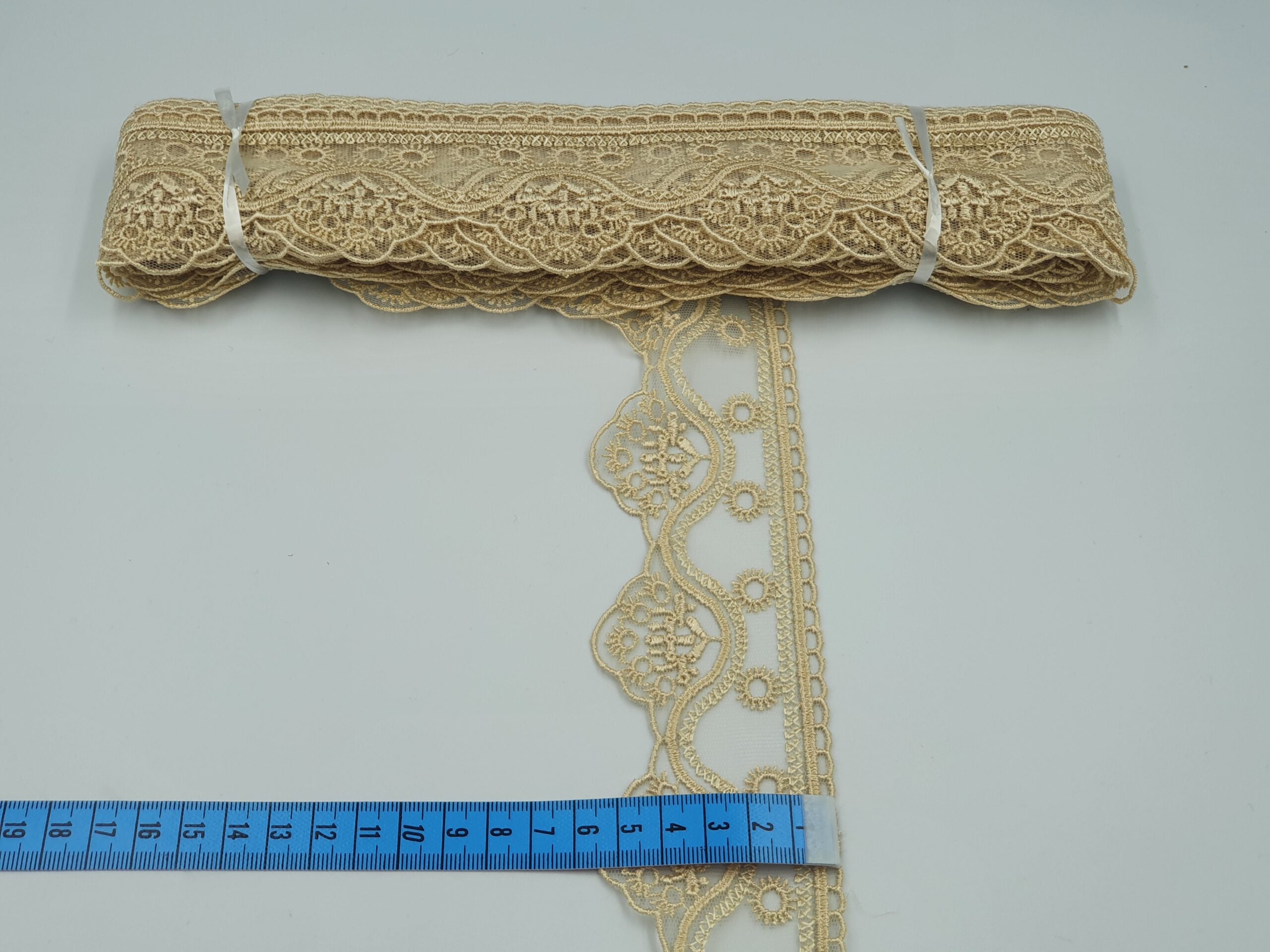 Broderie bej model din fir de matase