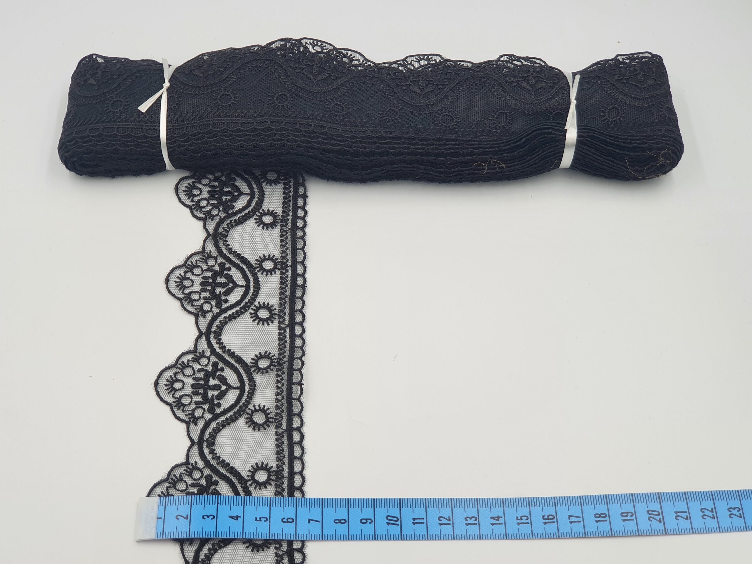 Broderie negre model din fir de matase