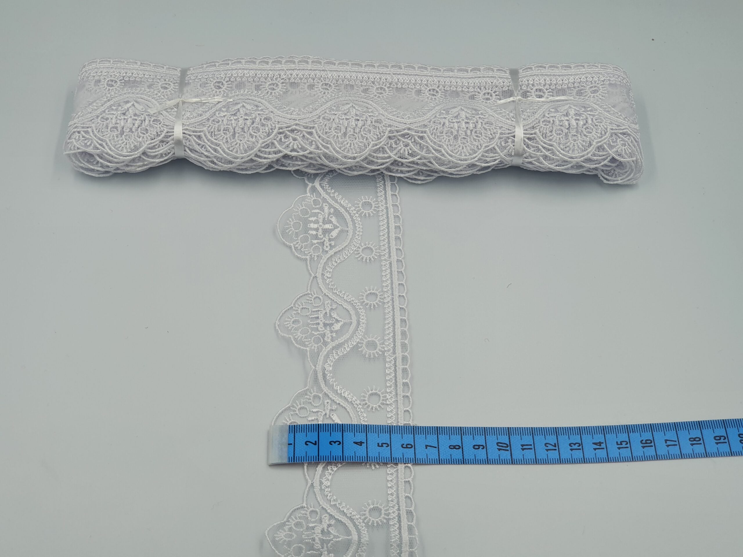 Broderie alba model din fir de matase