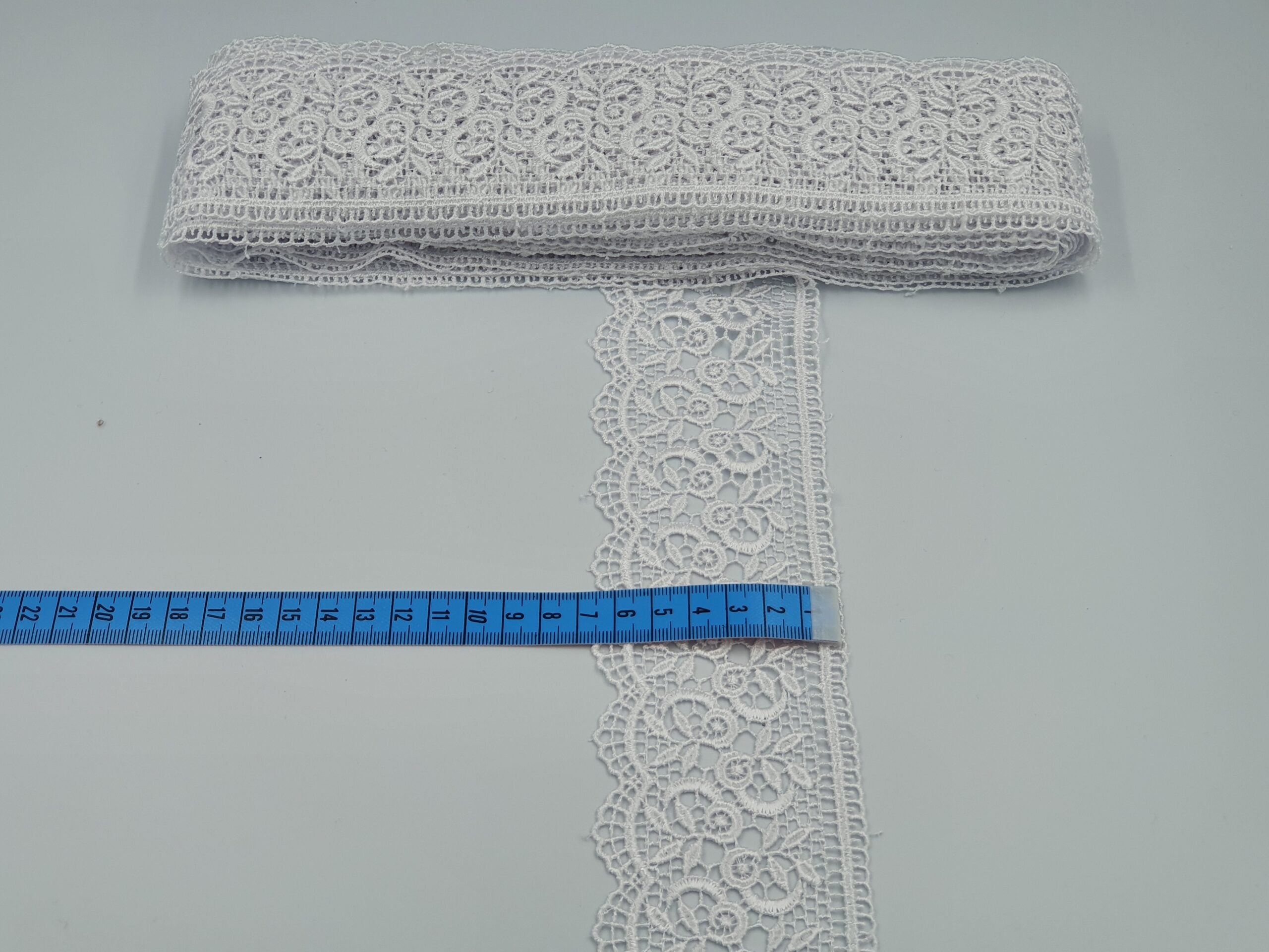 Broderie alba model din fir de matase