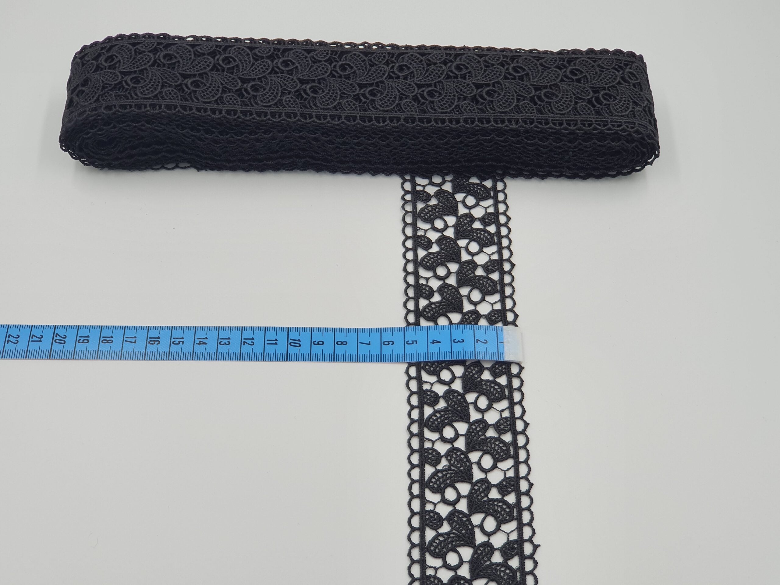 Broderie neagra model din fir de matase