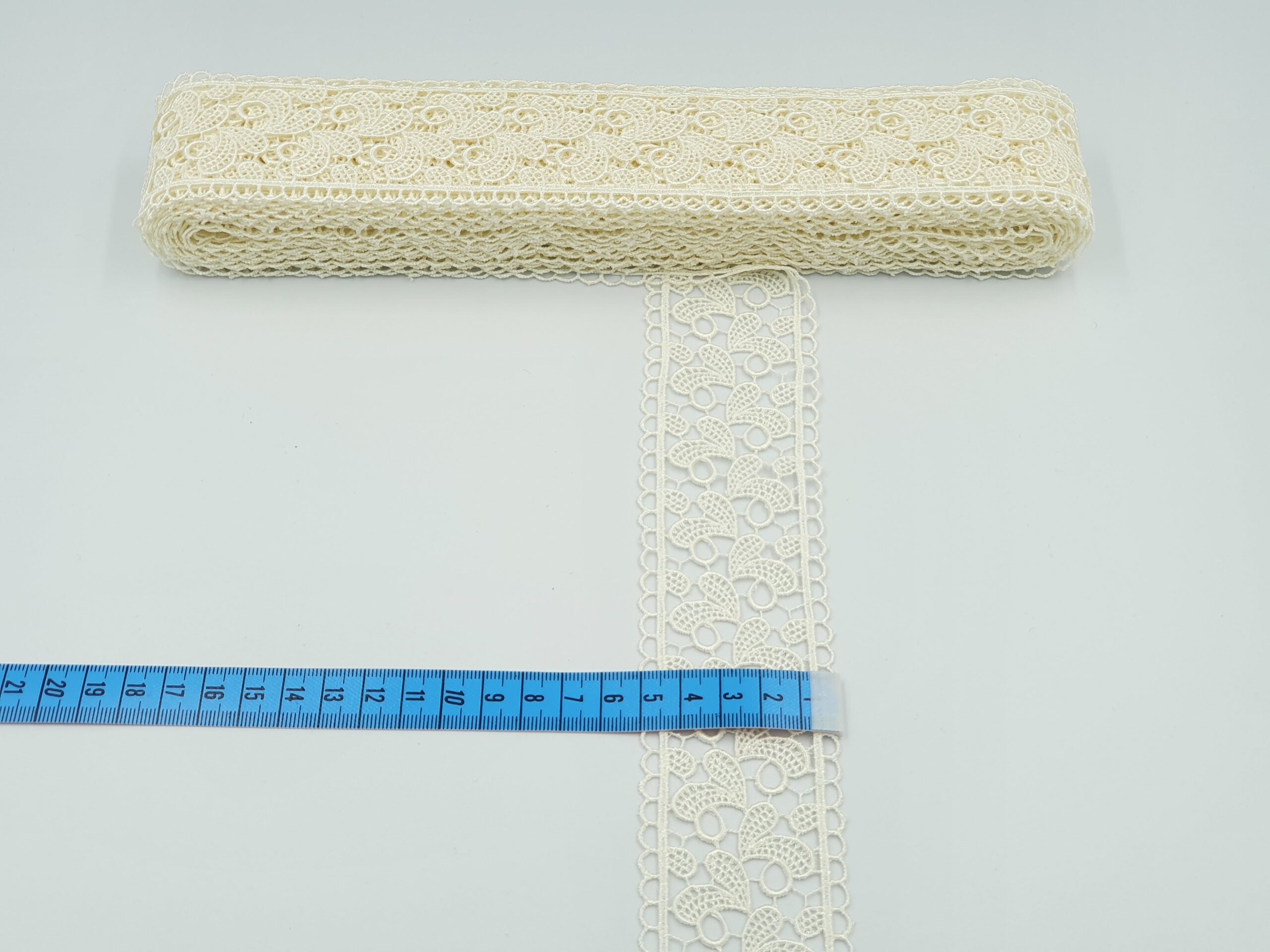 Broderie crem model din fir de matase
