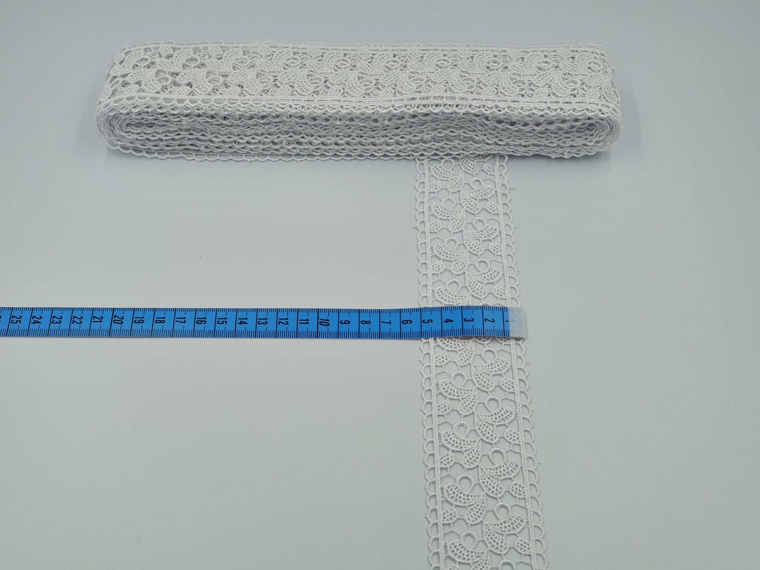 Broderie alba model din fir de matase