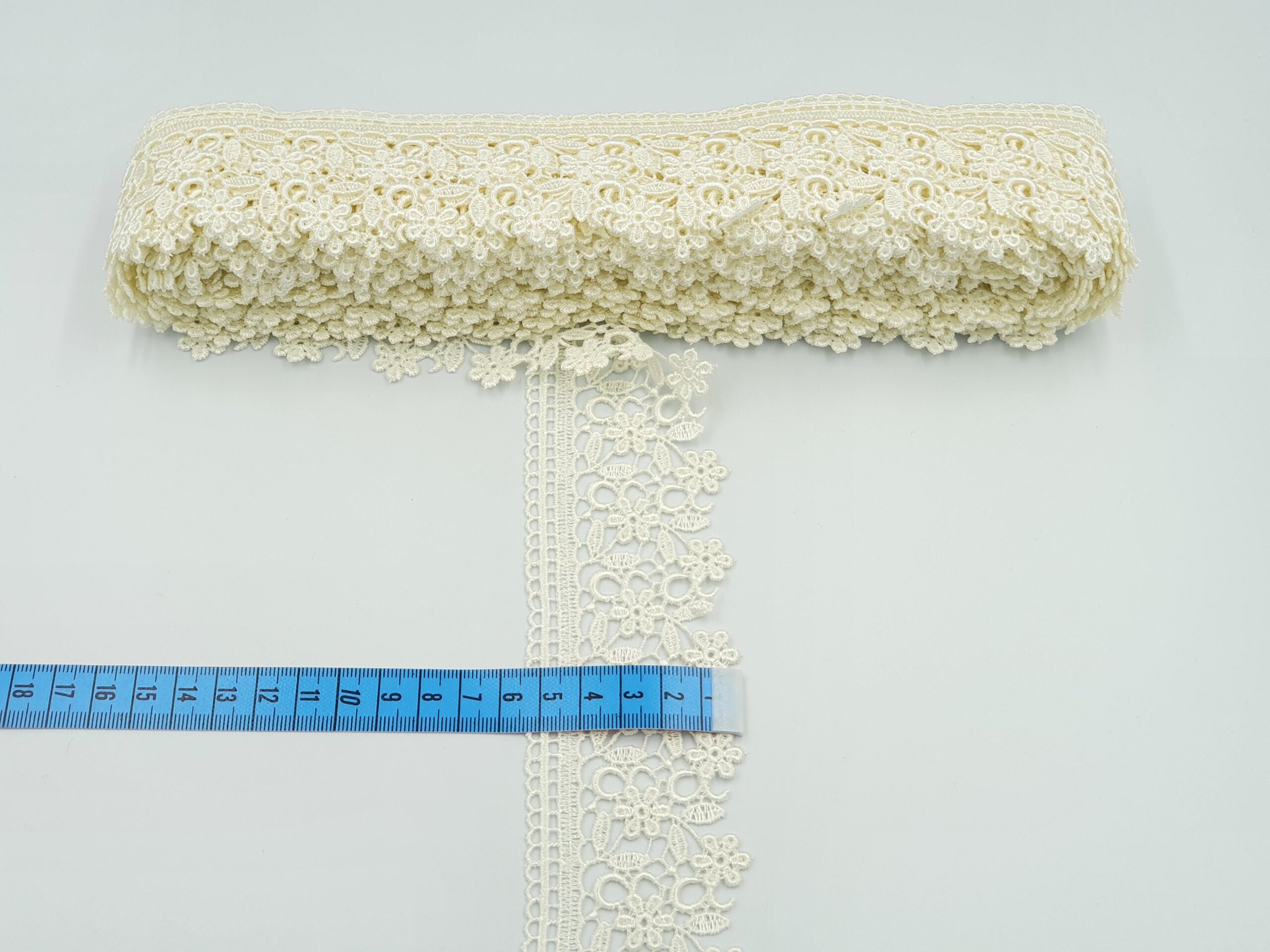 Broderie crem model din fir de matase