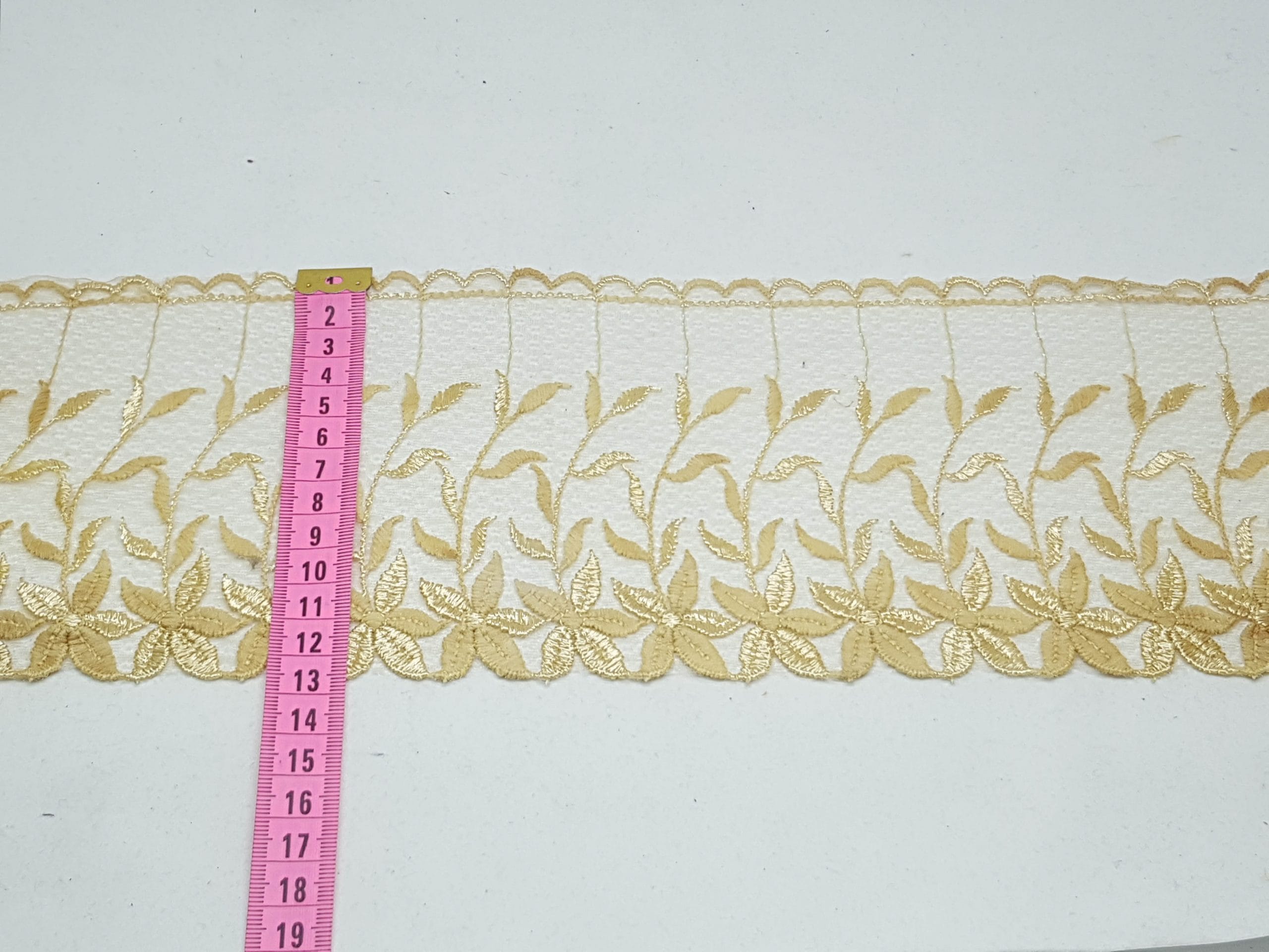 Broderie bej inchis cu bordura florala