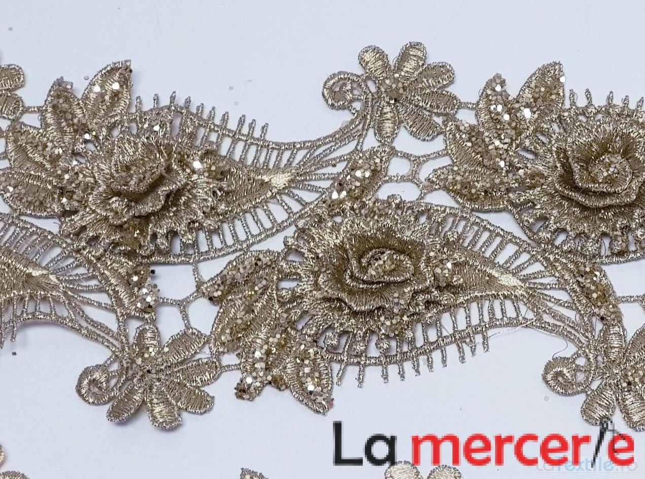 Dantela alba model floral 3d si frunze cu aplicatii micropaiete