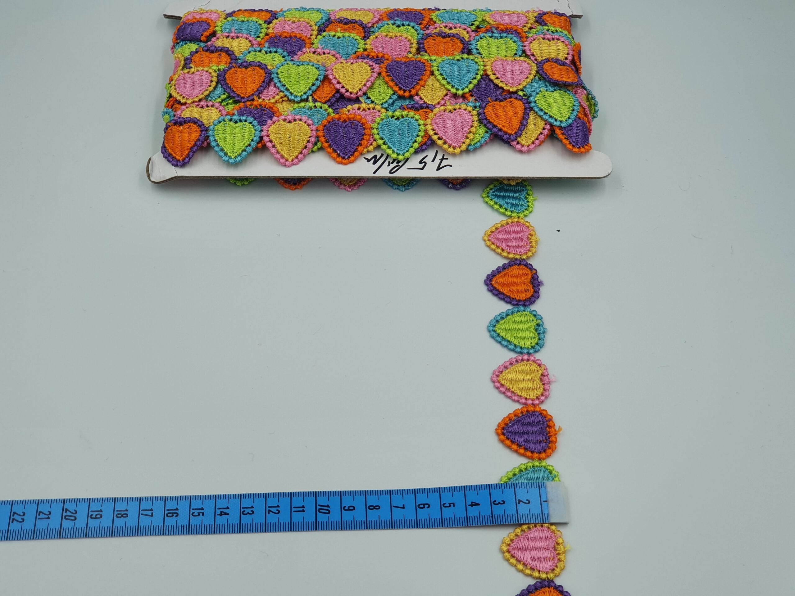 Broderie multicolor model inimioare din fir de matase