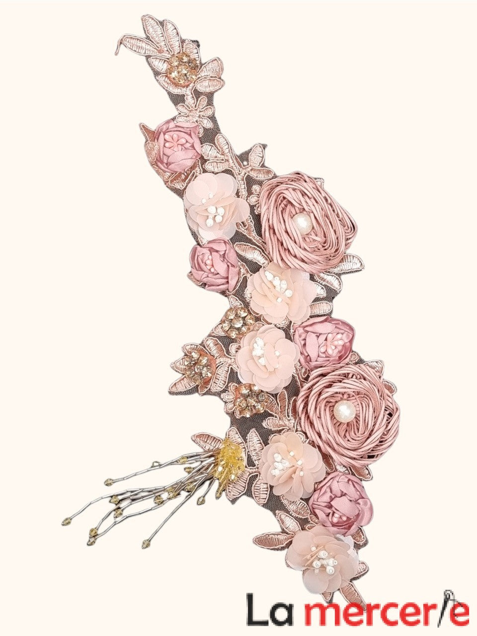 Aplicație vestimentara, model floral cu perlute și mărgele tubulare