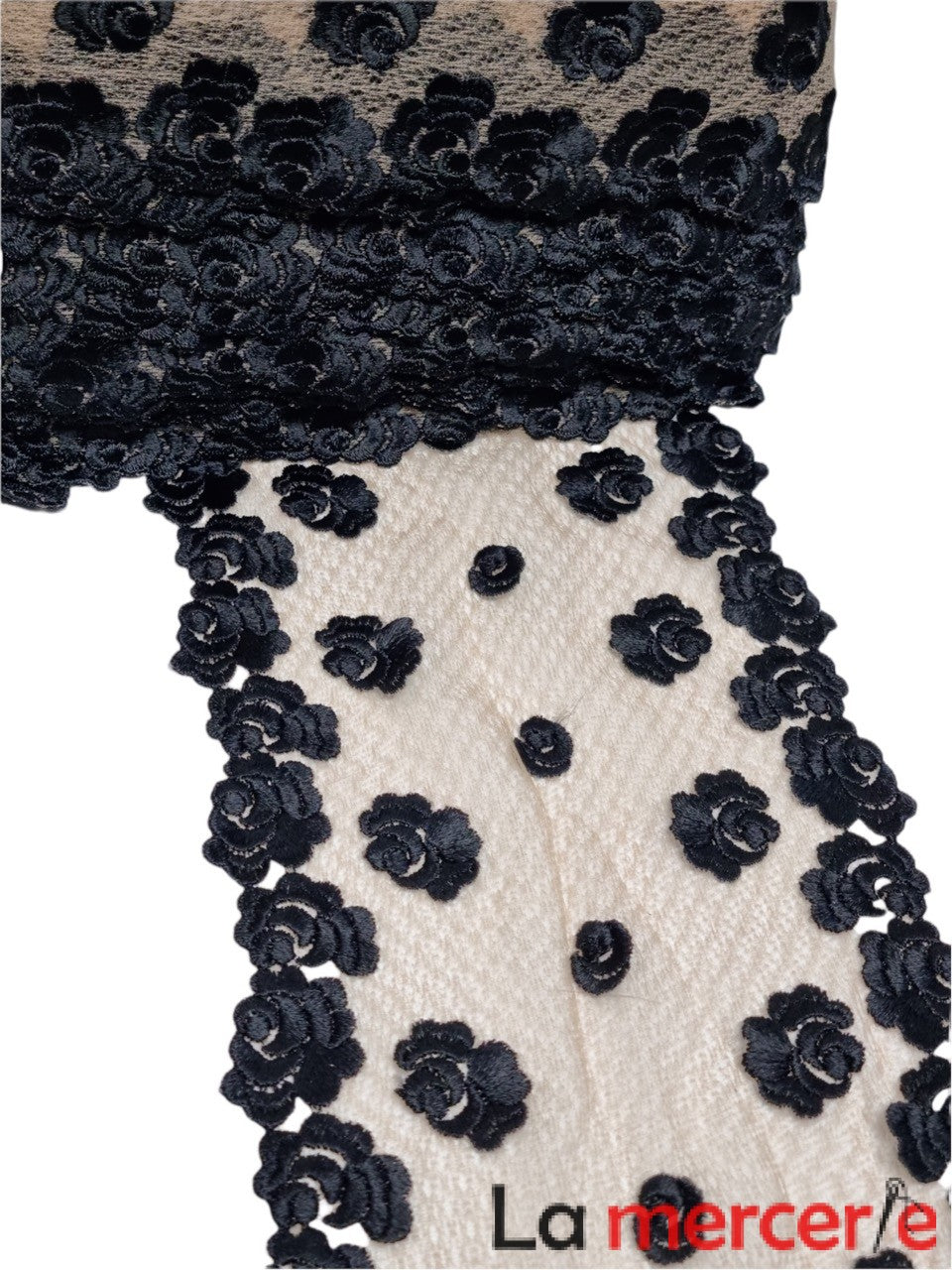 Dantela elastica, neagra pe tull bej, model trandafirasi, latime 15cm