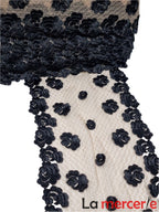 Dantela elastica, neagra pe tull bej, model trandafirasi, latime 15cm