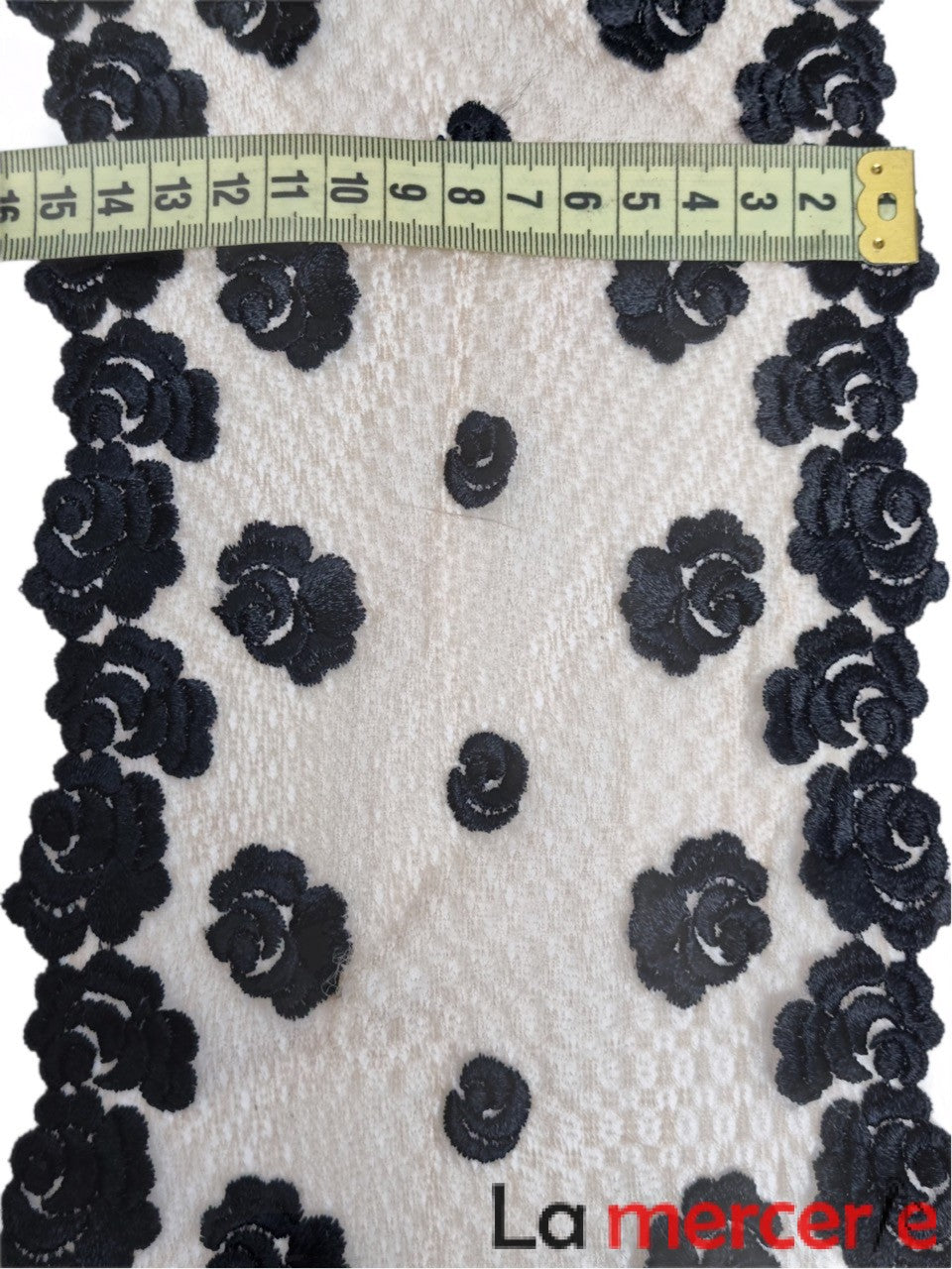 Dantela elastica, neagra pe tull bej, model trandafirasi, latime 15cm