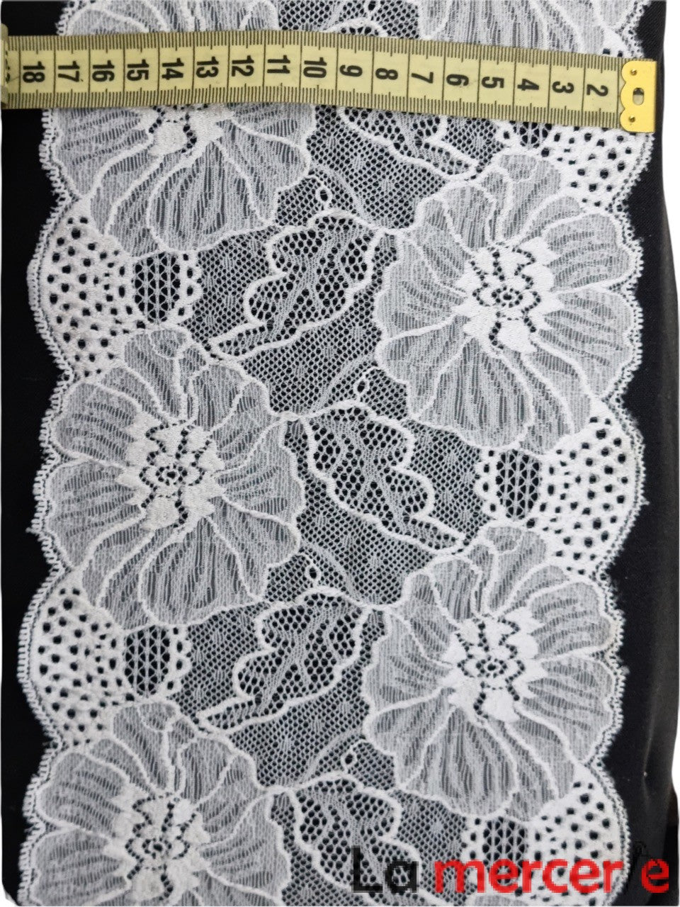 Dantela elastica, alba, model floral, latime 17cm