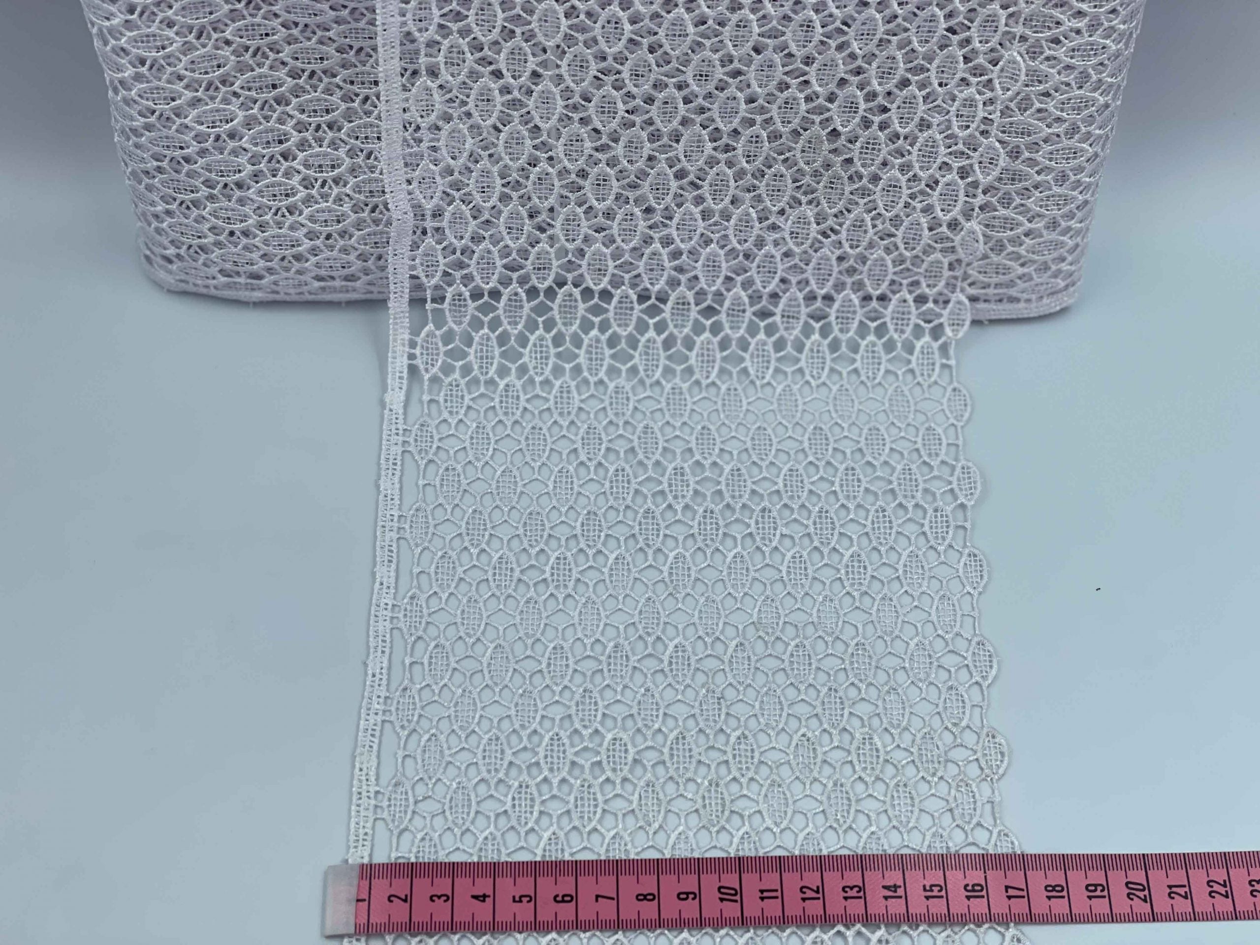 Broderie, culoare Alb, model din fir de mătase, lățime 18cm