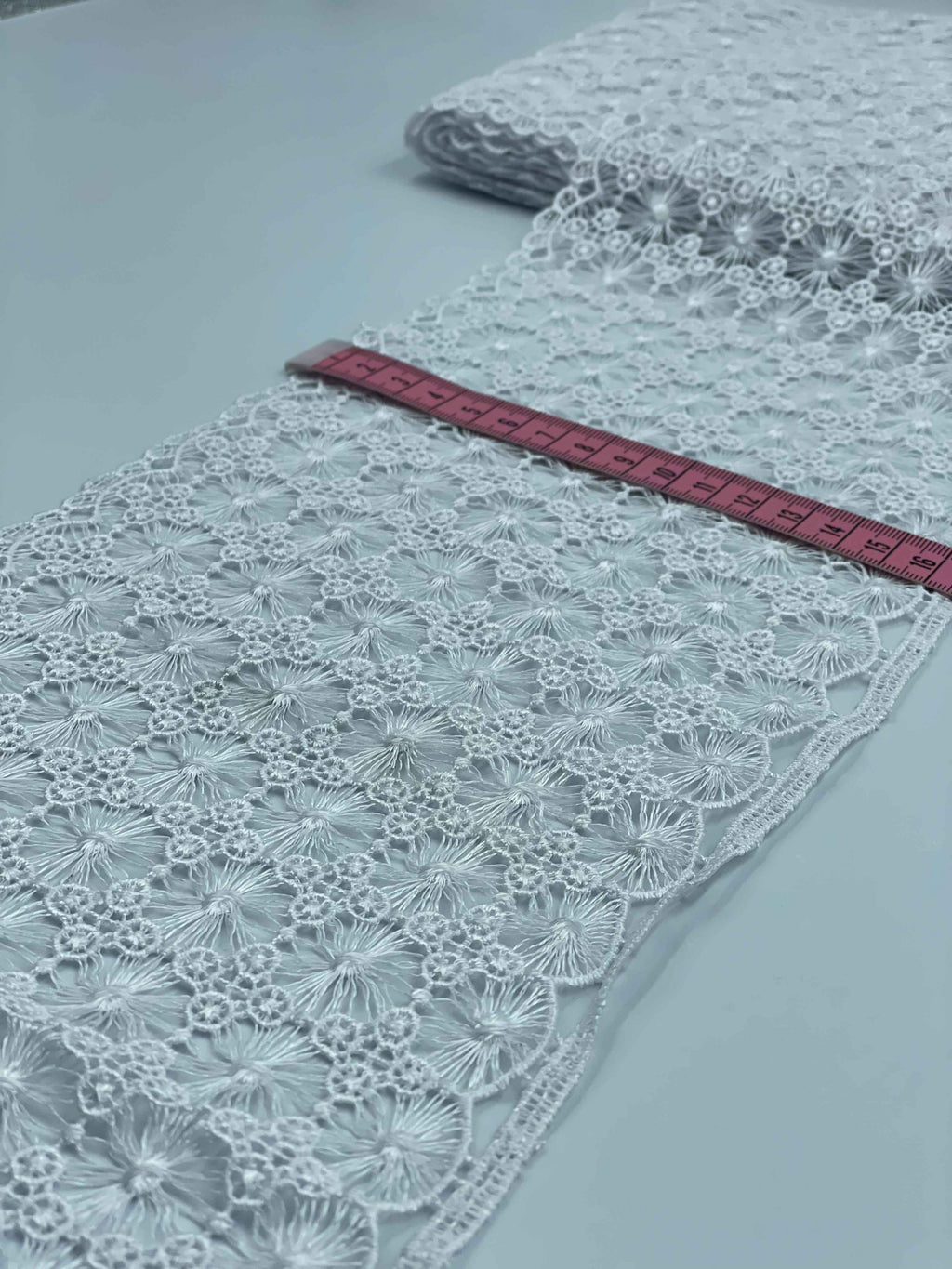 Broderie Alb model din fir de mătase, lățime 17cm