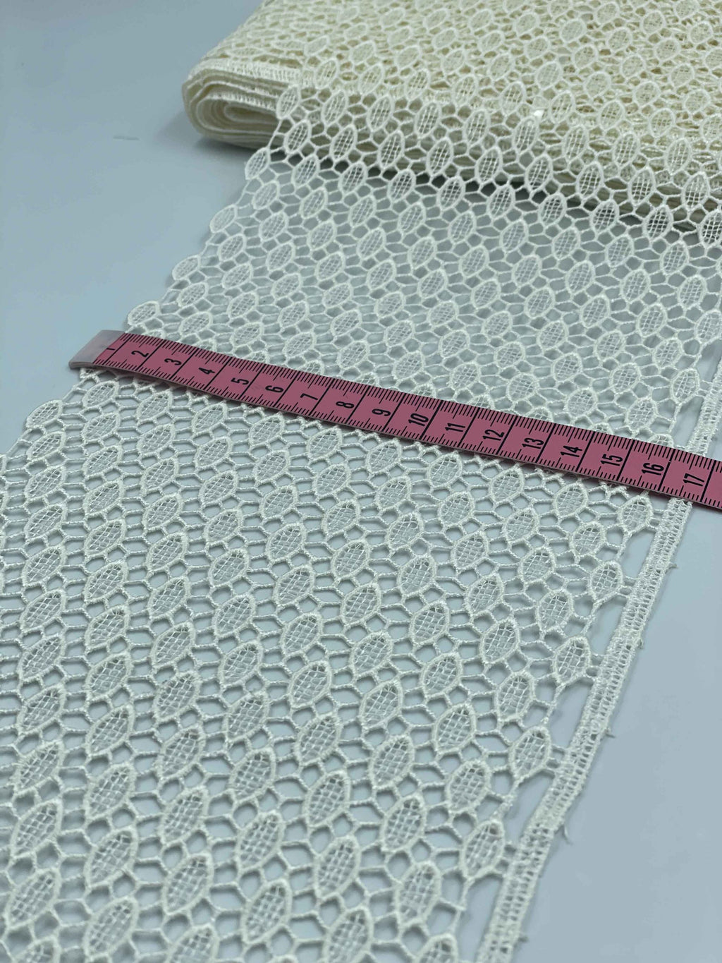 Broderie Crem model din fir de mătase, lățime 18cm
