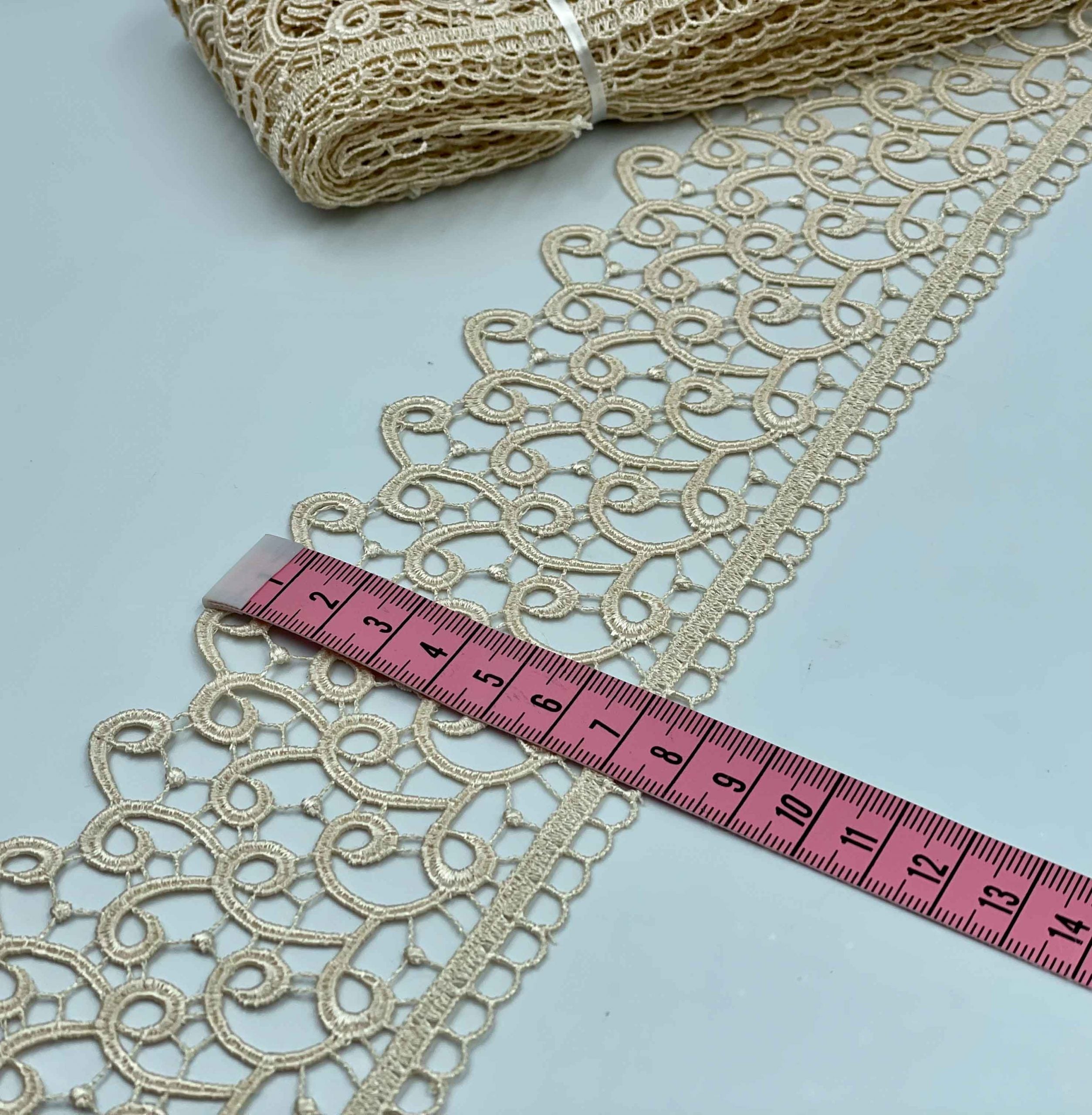 Broderie bej model din fir de mătase