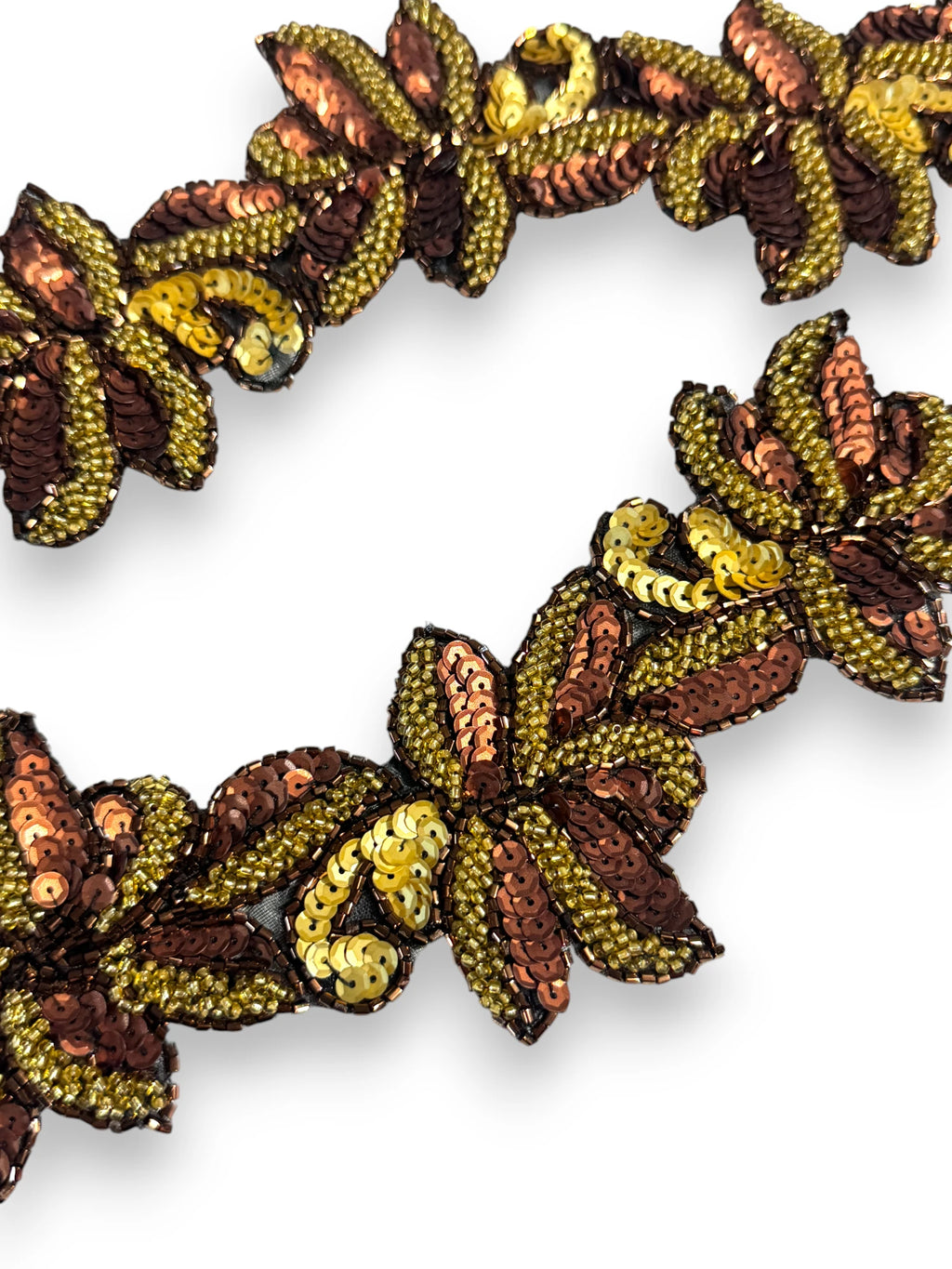 Pasmanterie maro si aurie model floral 6cm