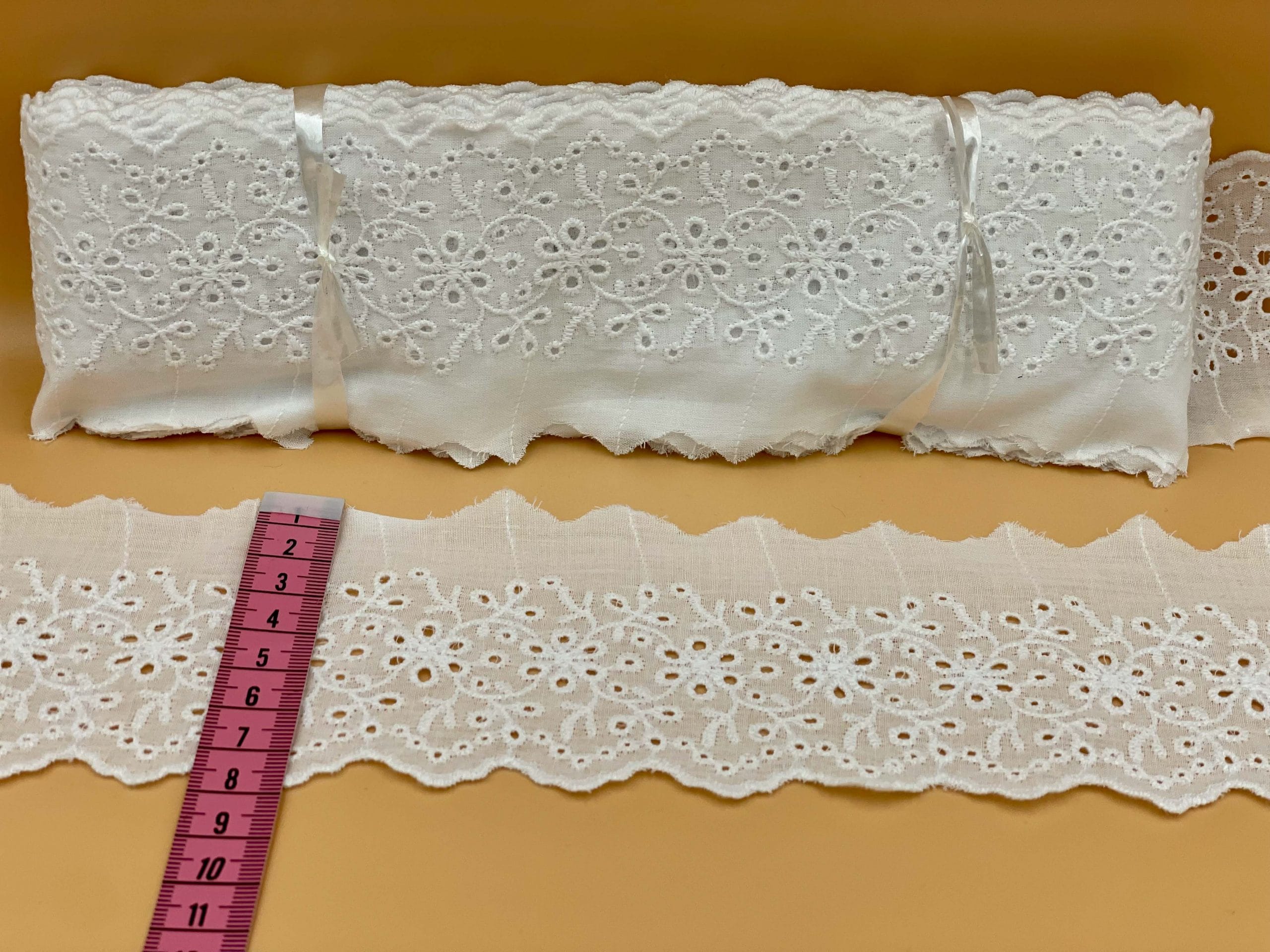 Aplicatie dantela de bumbac alba perforata