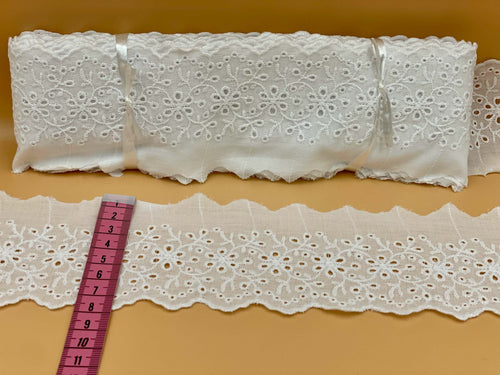 Aplicatie dantela de bumbac alba perforata