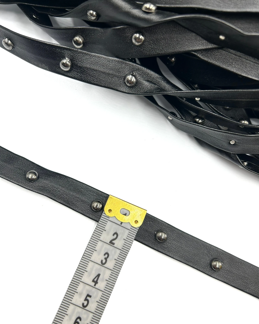 Pasmanterie piele ecologica neagra cu nituri 1,5cm