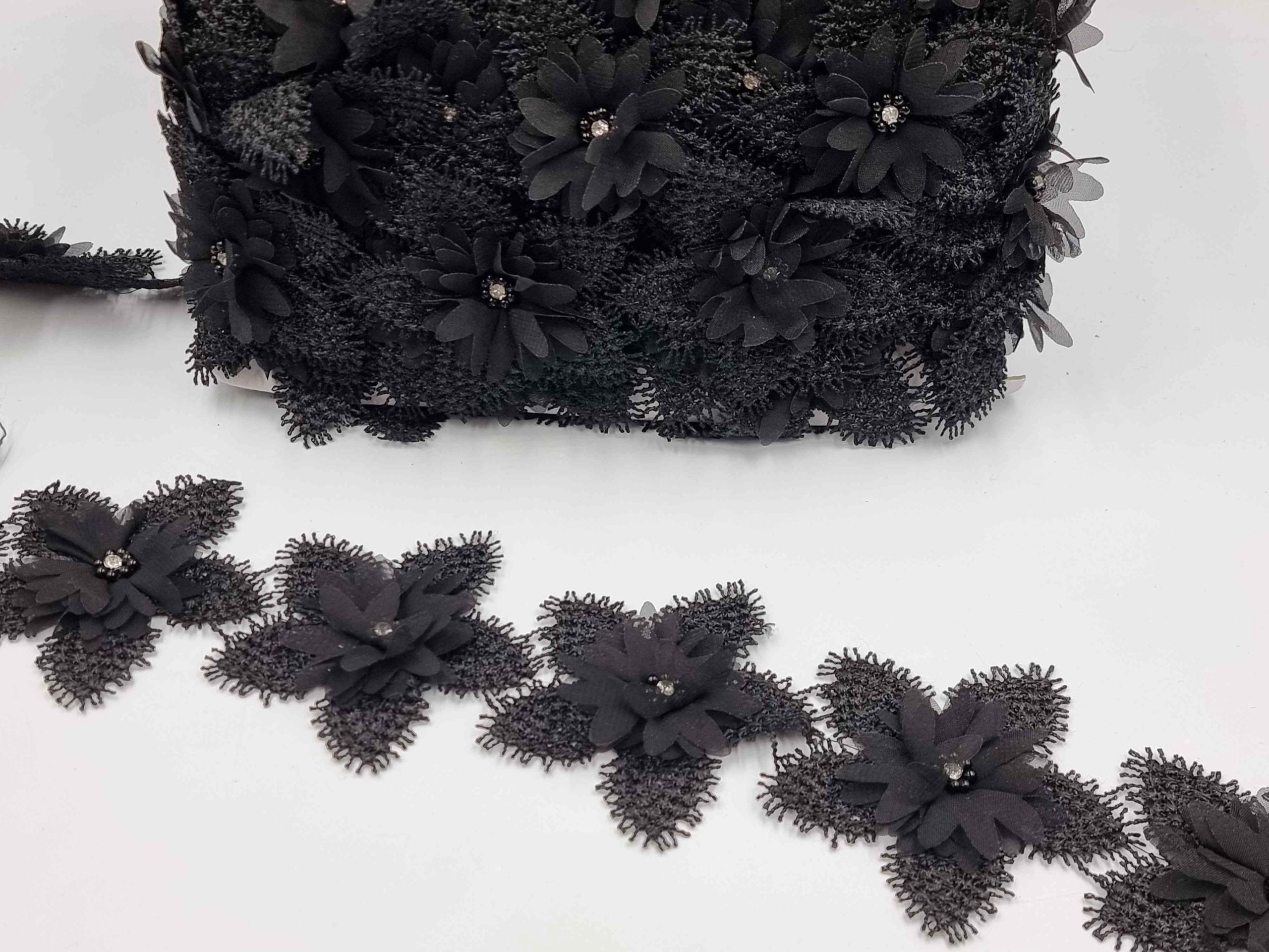 Pasmanterie cu model floral 3d, neagra, lățime 8cm
