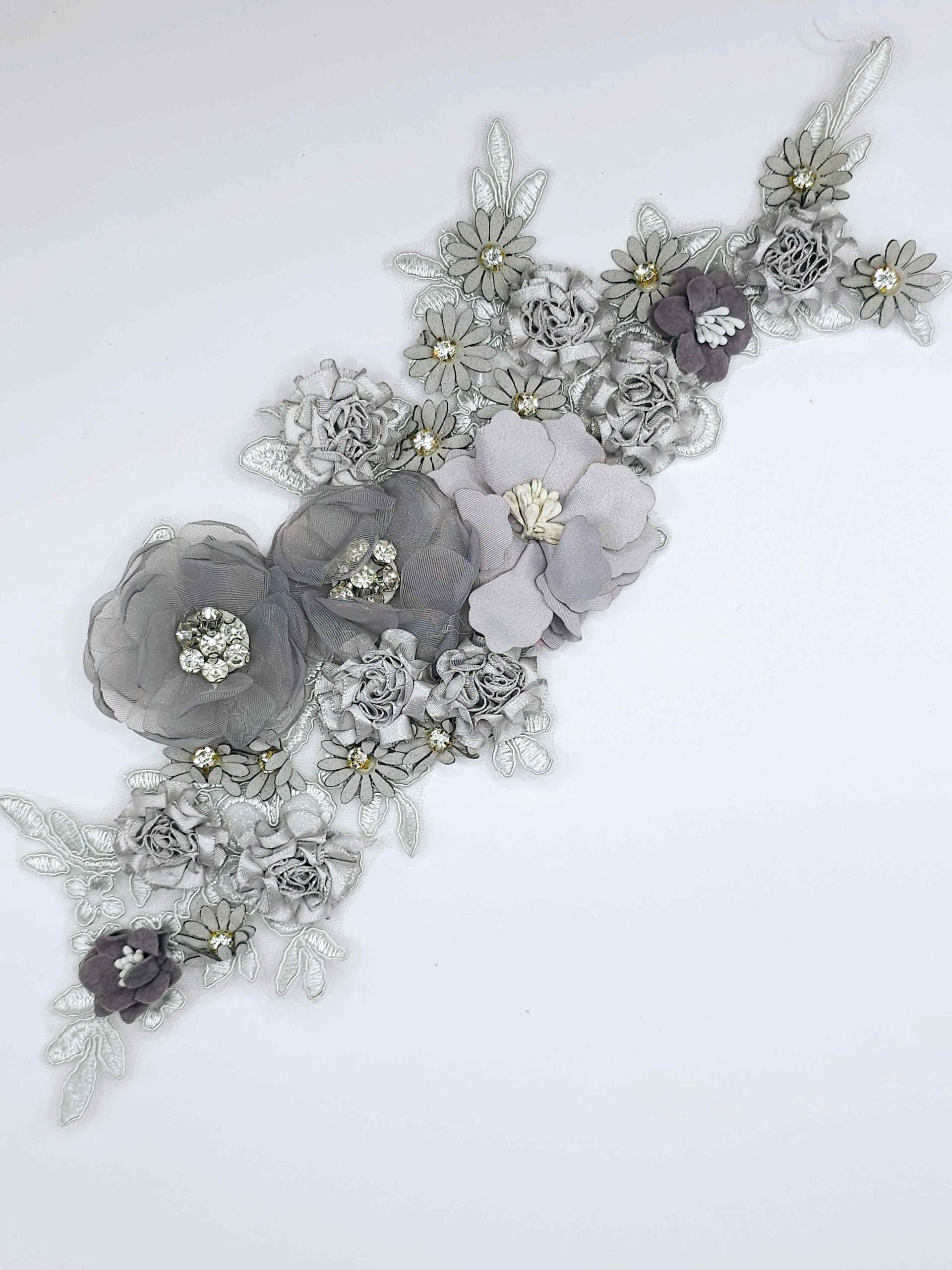 Aplicatie vestimentara, model floral, 30x10cm, Argintie