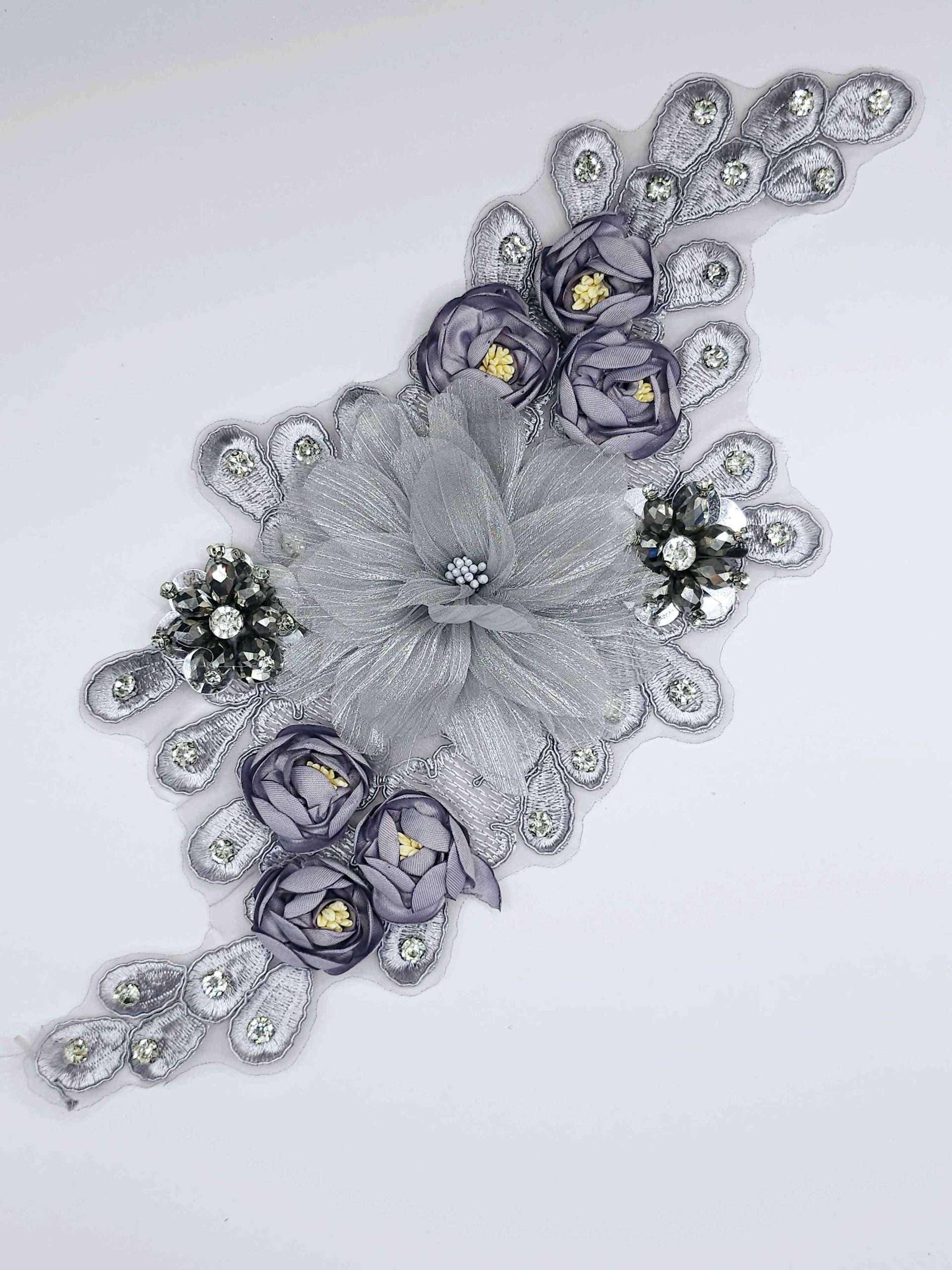 Aplicatie vestimentara, model floral, 30x15cm, Argintie