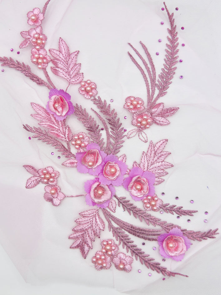 Aplicatie vestimentara floricele si perle cusute roz