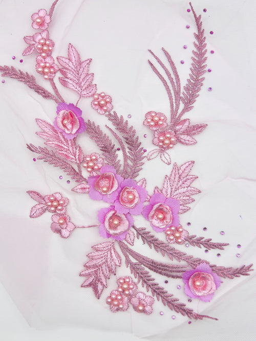 Aplicatie vestimentara floricele si perle cusute roz