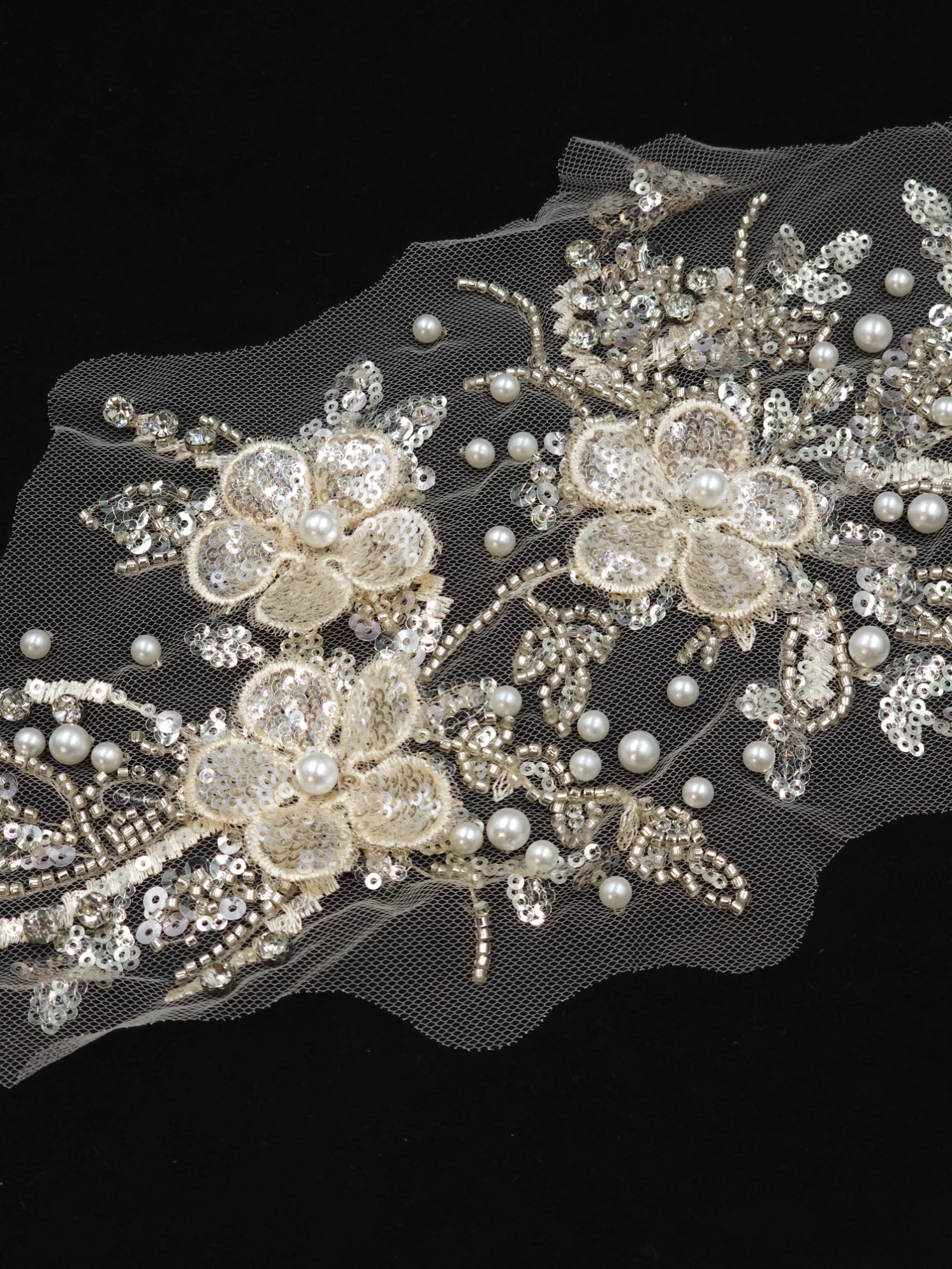 Aplicatie vestimentara, model floral cu paiete si margele cusute, Crem
