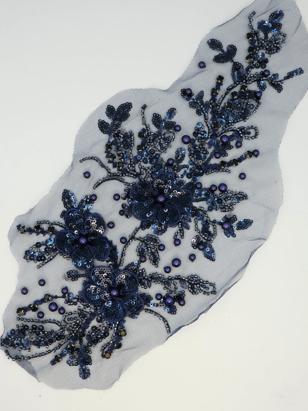 Aplicatie vestimentara, model floral cu paiete si margele cusute, Bleumarin