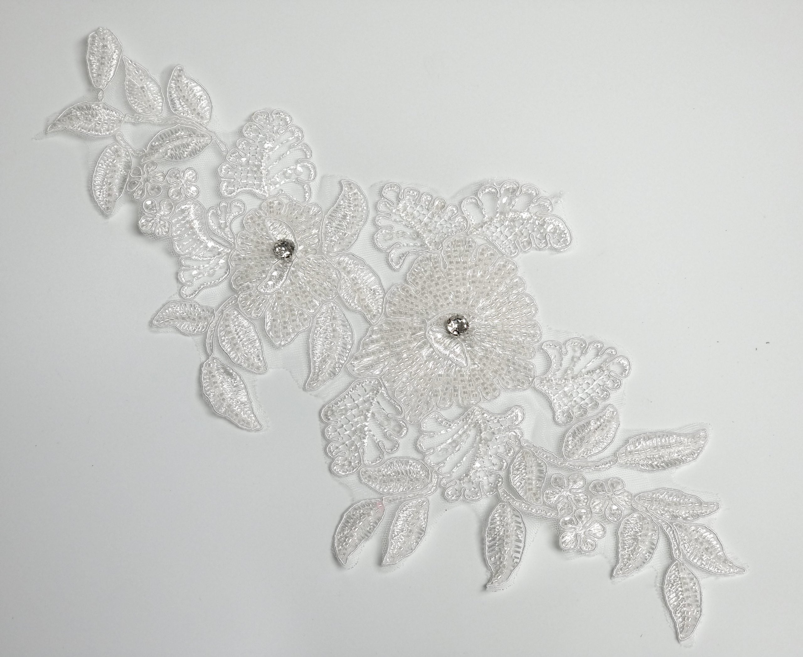 Aplicatie vestimentara, model floral, 35x15cm, alb
