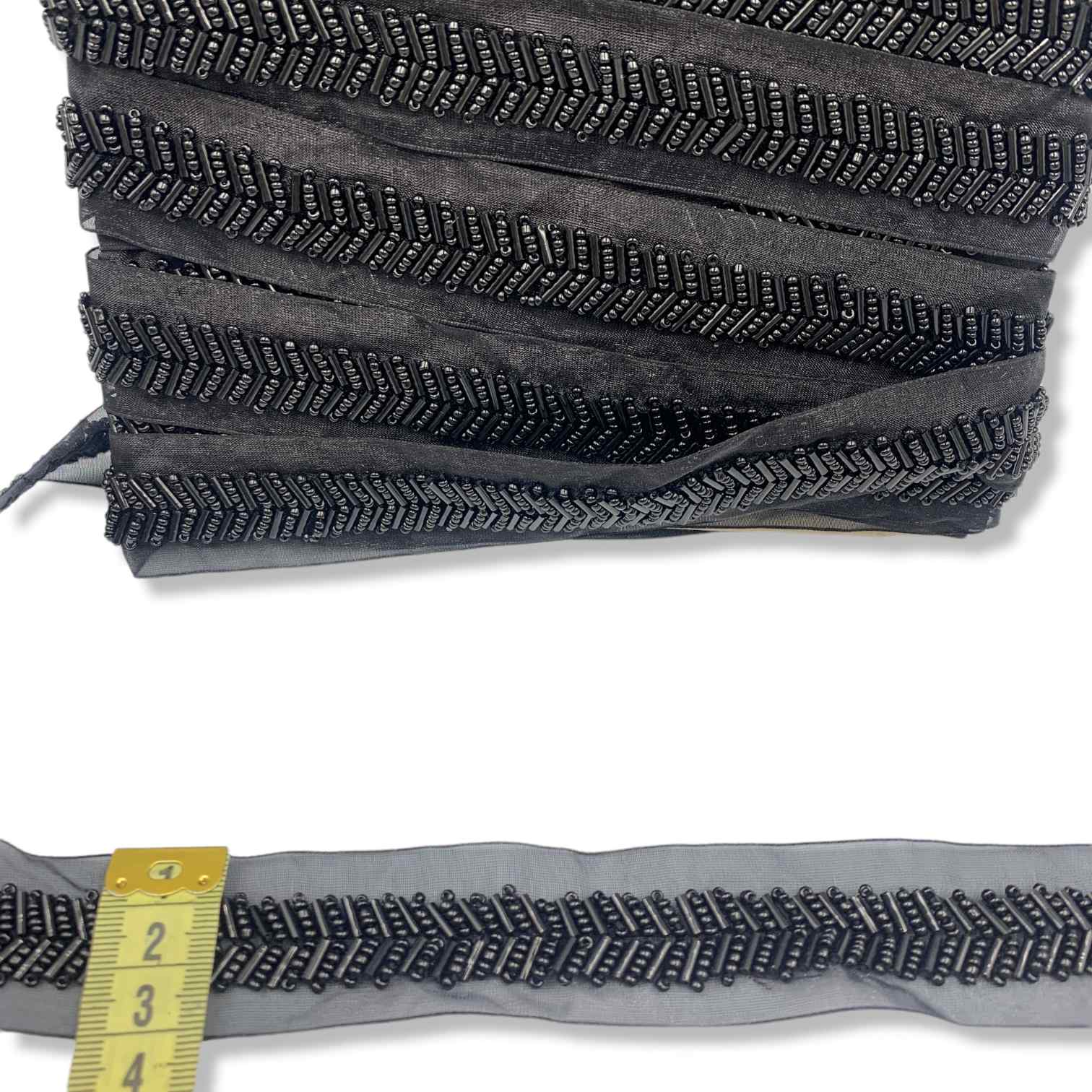 Aplicatie vestimentara neagra cu margele pe tull, 30mm